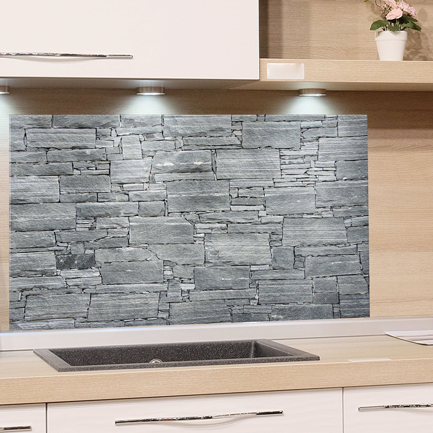 Graue Steinoptik für Küchenrückwand mit strukturiertem Design.
