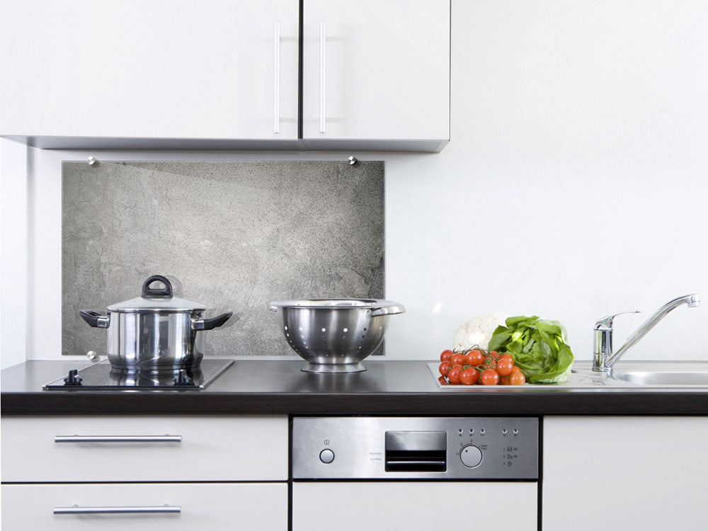 Edelstahl-Topf, silberne Schüssel, frisches Gemüse, moderne Küche.