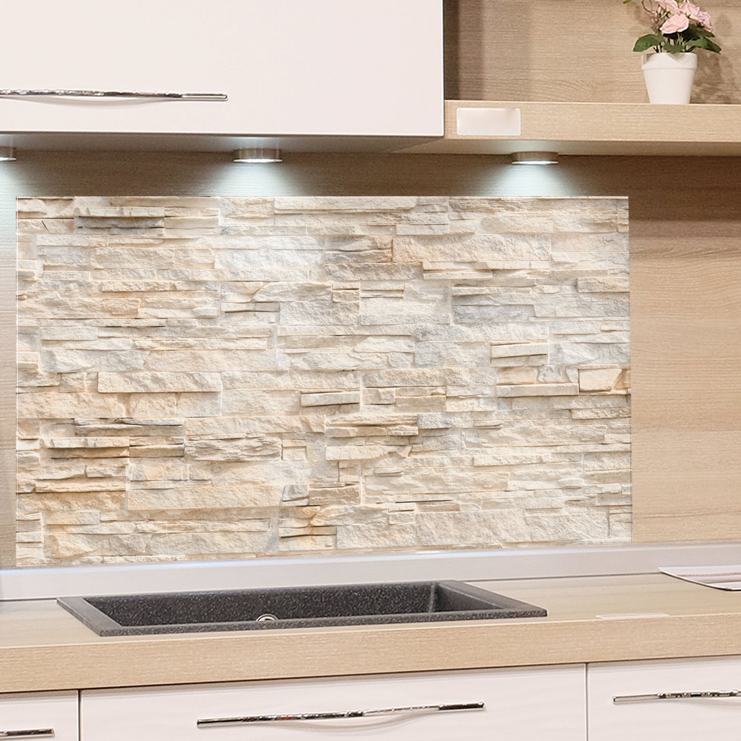 Naturstein-Wandverkleidung in Beige- und Grautönen.