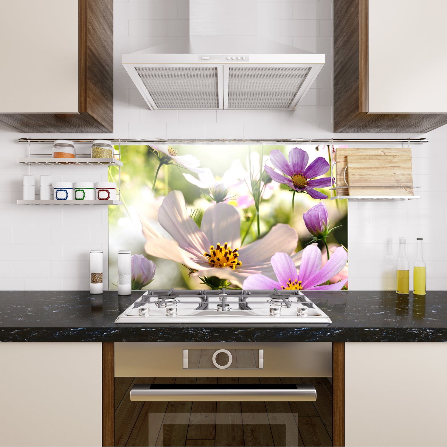 Küchenrückwand mit lila und weißen Blumenmotiven.