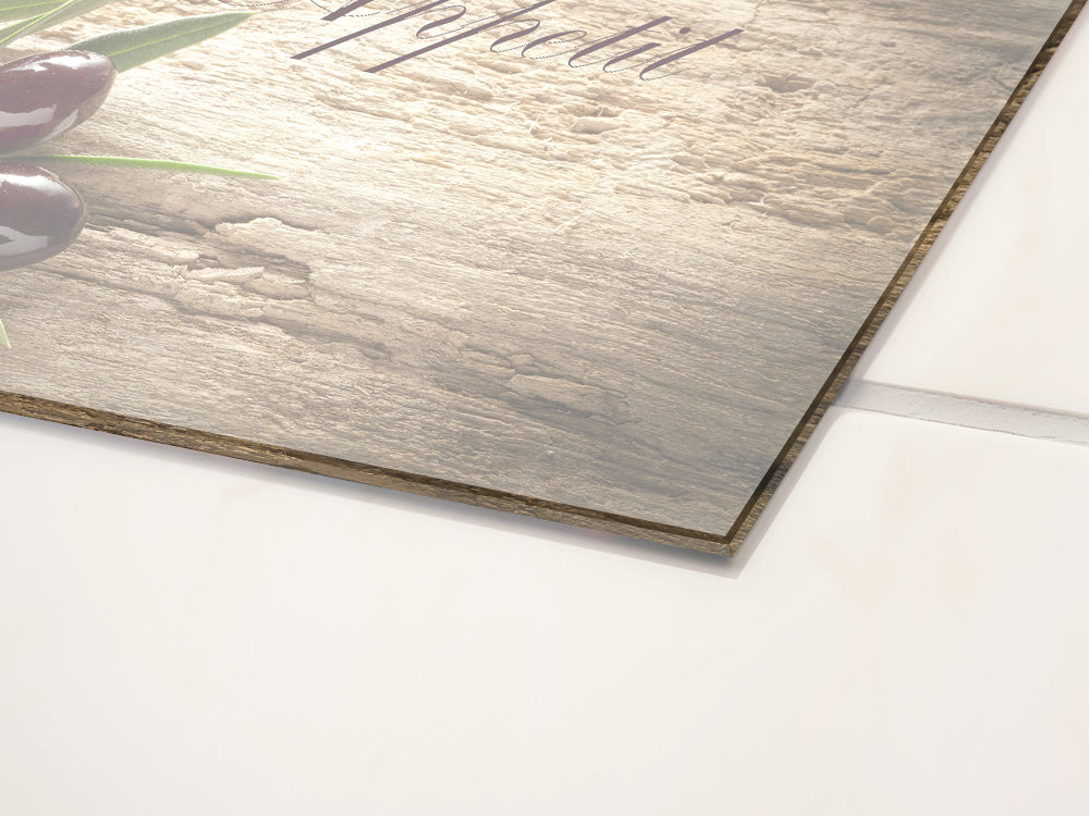 Holzplatte mit lila Schrift und Olivenzweigen.