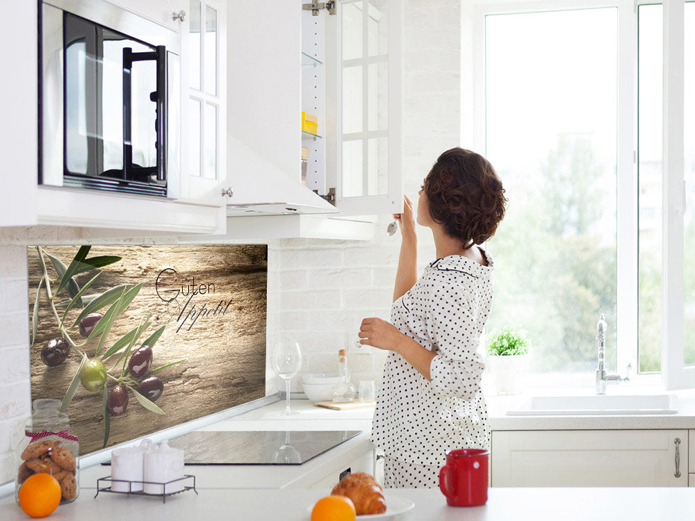 Holzoptik mit Oliven, moderne Küche, helle Farben.