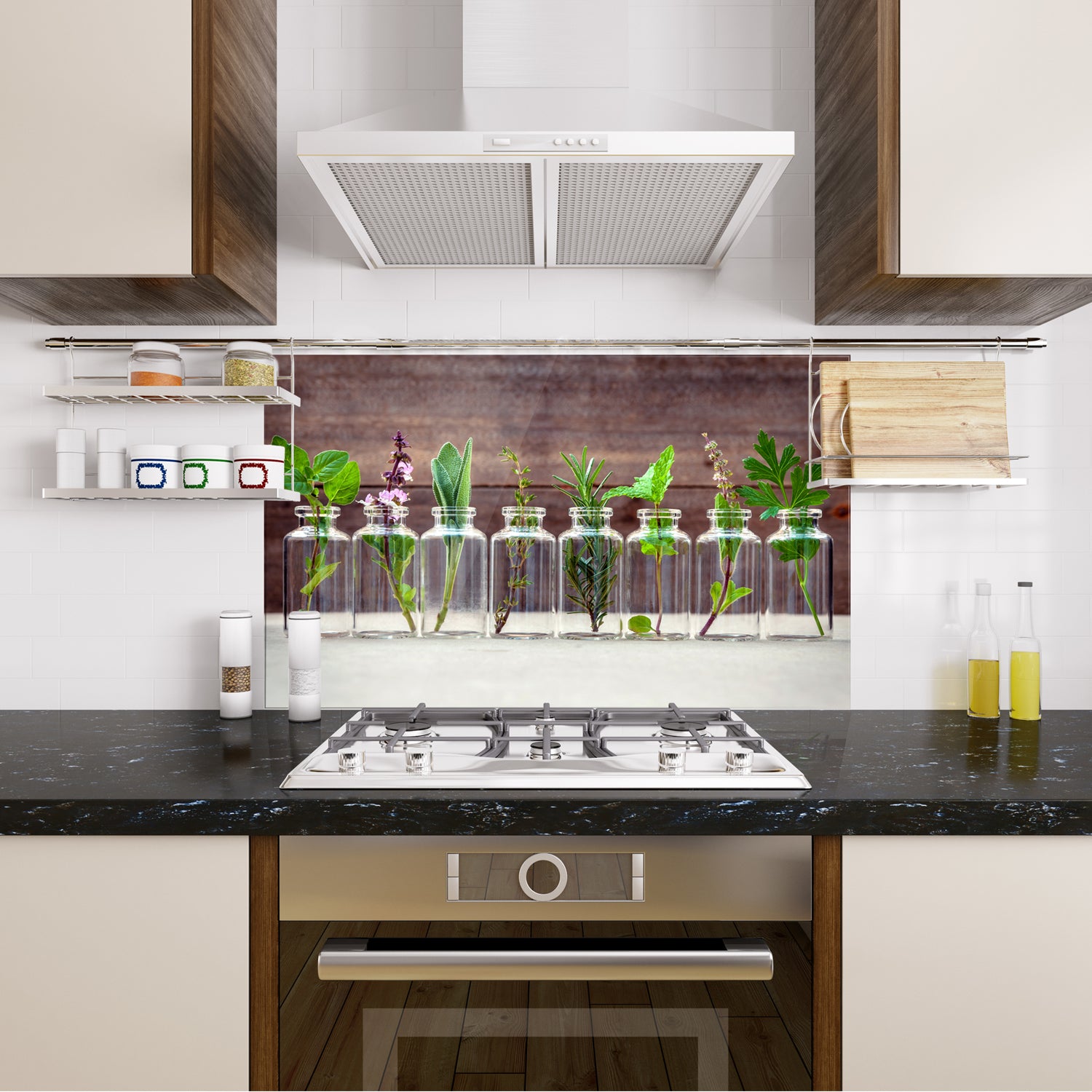 Küchenrückwand mit Kräutern in Gläsern, grün und lila.