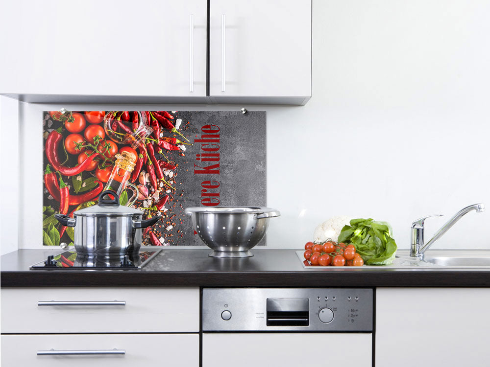 Küchenrückwand mit roten Paprika und Gewürzen, grauer Hintergrund.