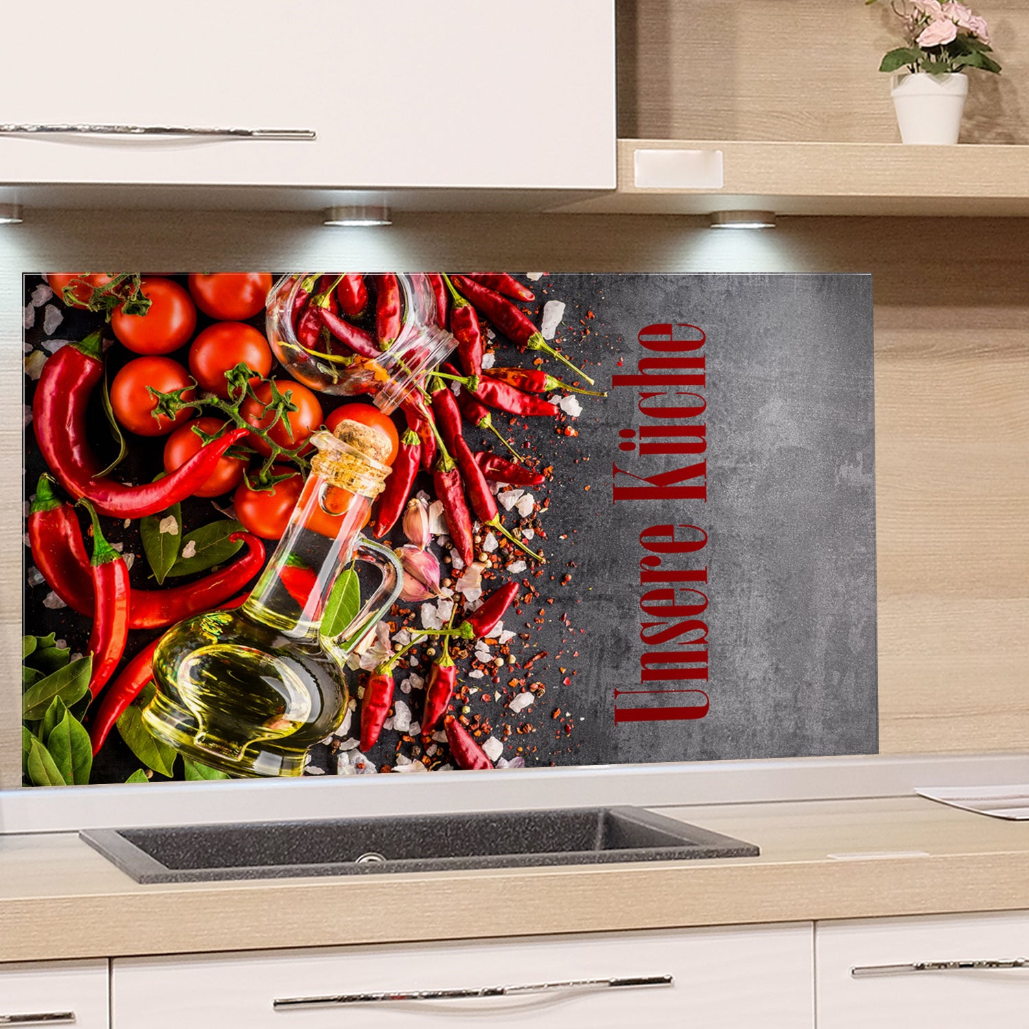 Ölflasche, rote Chilischoten, Tomaten, Küchenmotiv, graue Oberfläche.