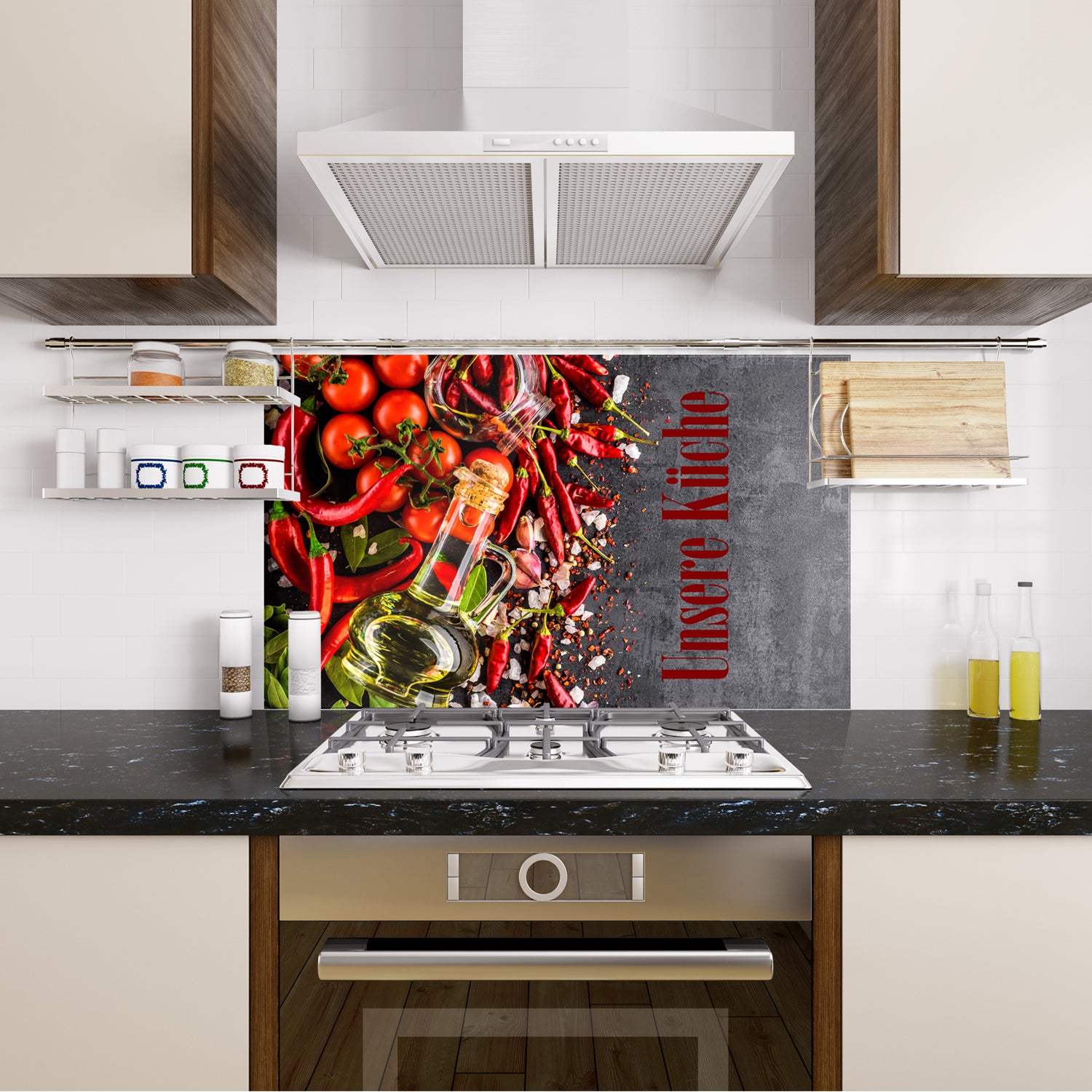 Küchenrückwand mit roten Paprika, Tomaten und Olivenöl.