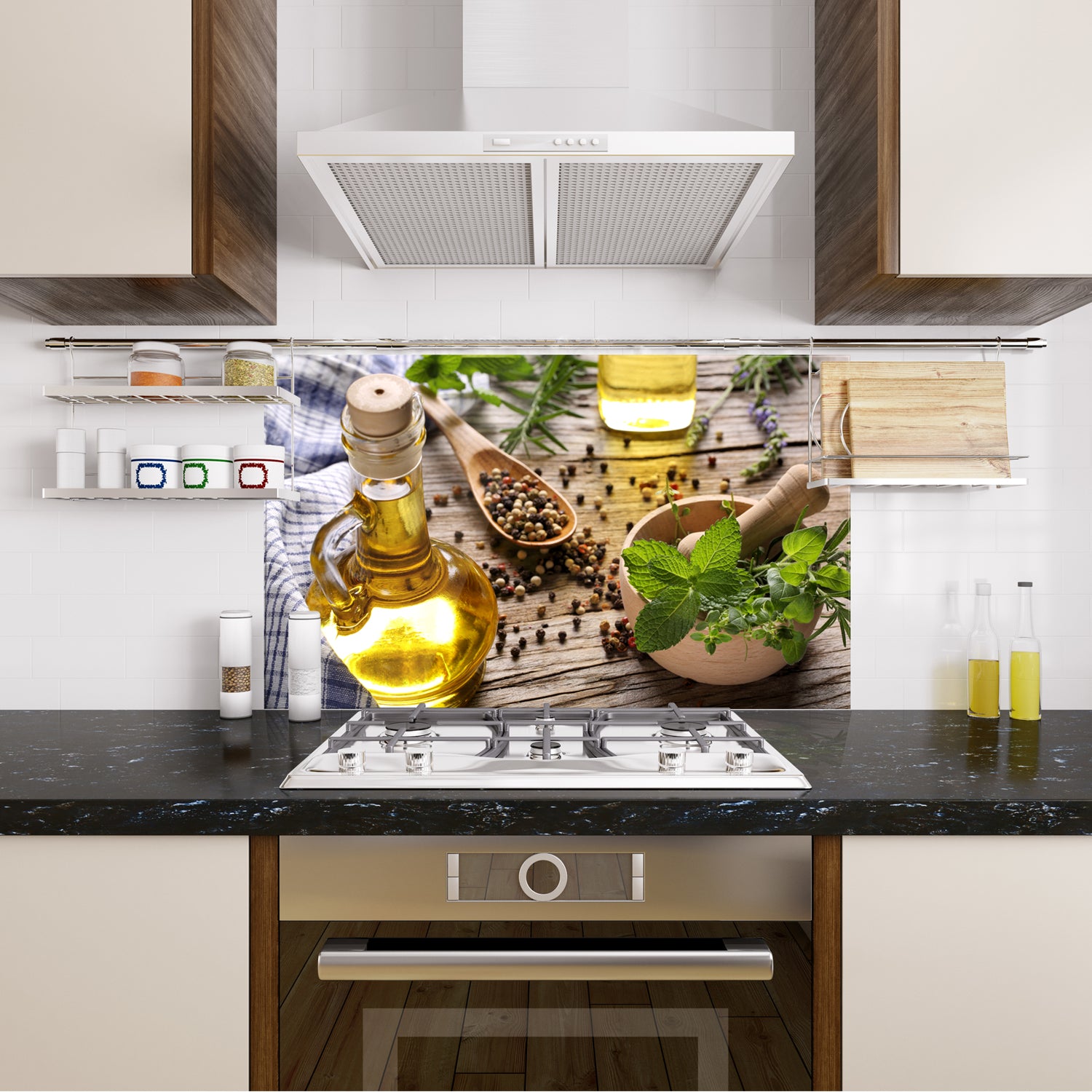 Olivenöl in Glasflasche, frische Kräuter und Gewürze.