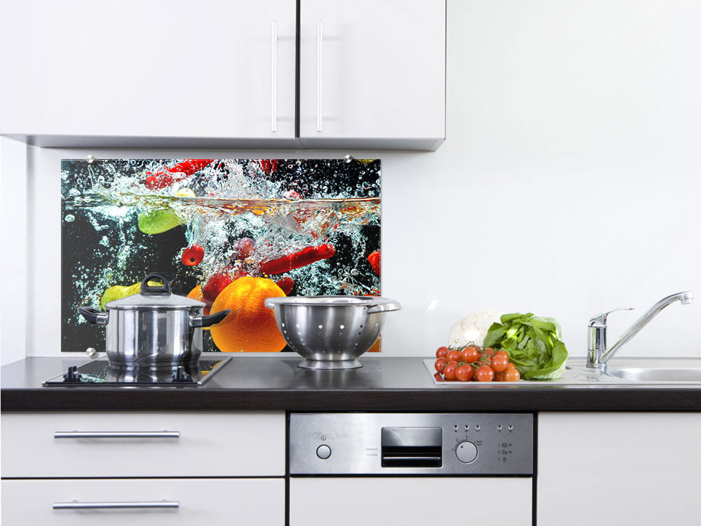 Spritzendes Obst und Gemüse in lebendigen Farben.