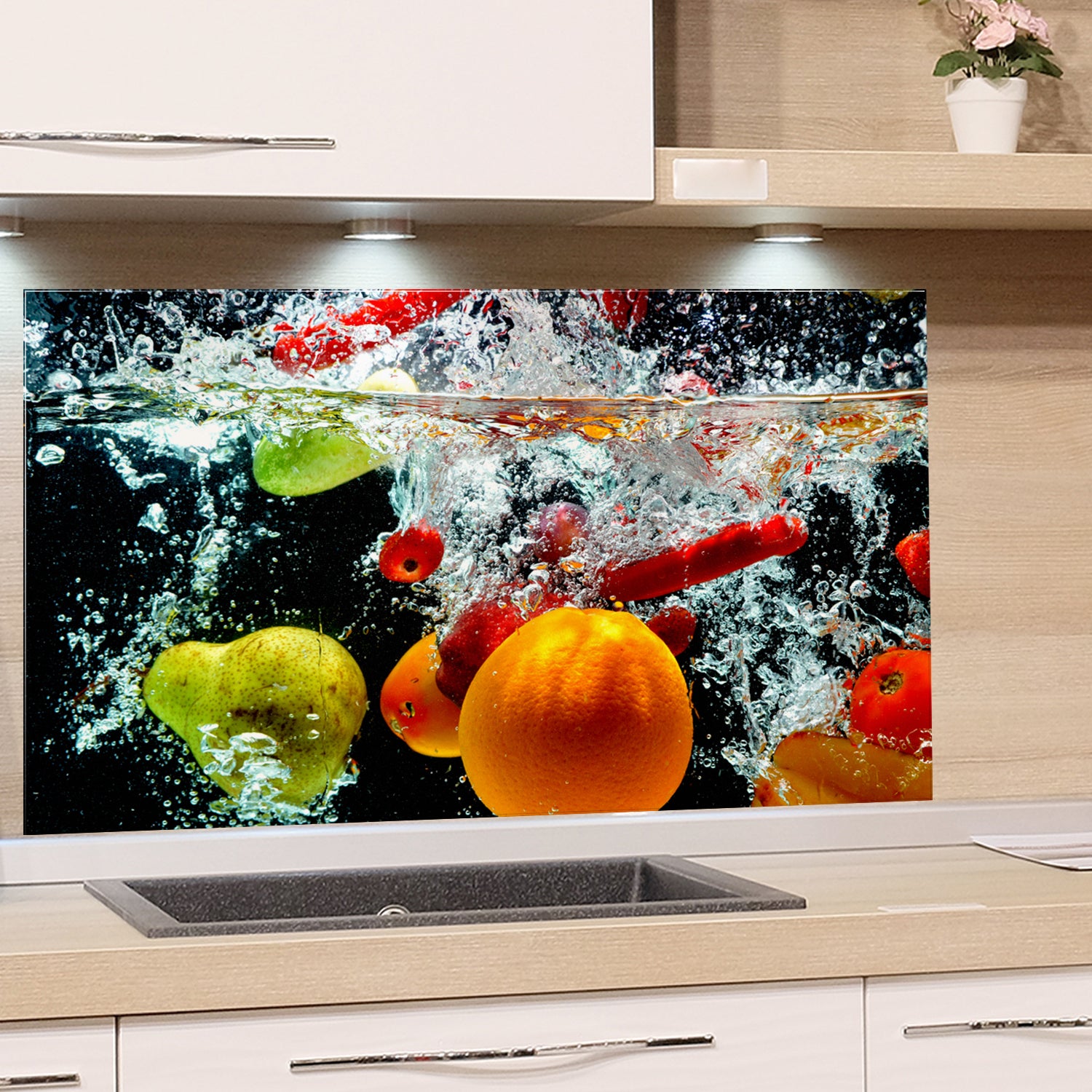 Sprudelnde Früchte: Orange, grüne Äpfel und rote Tomaten.