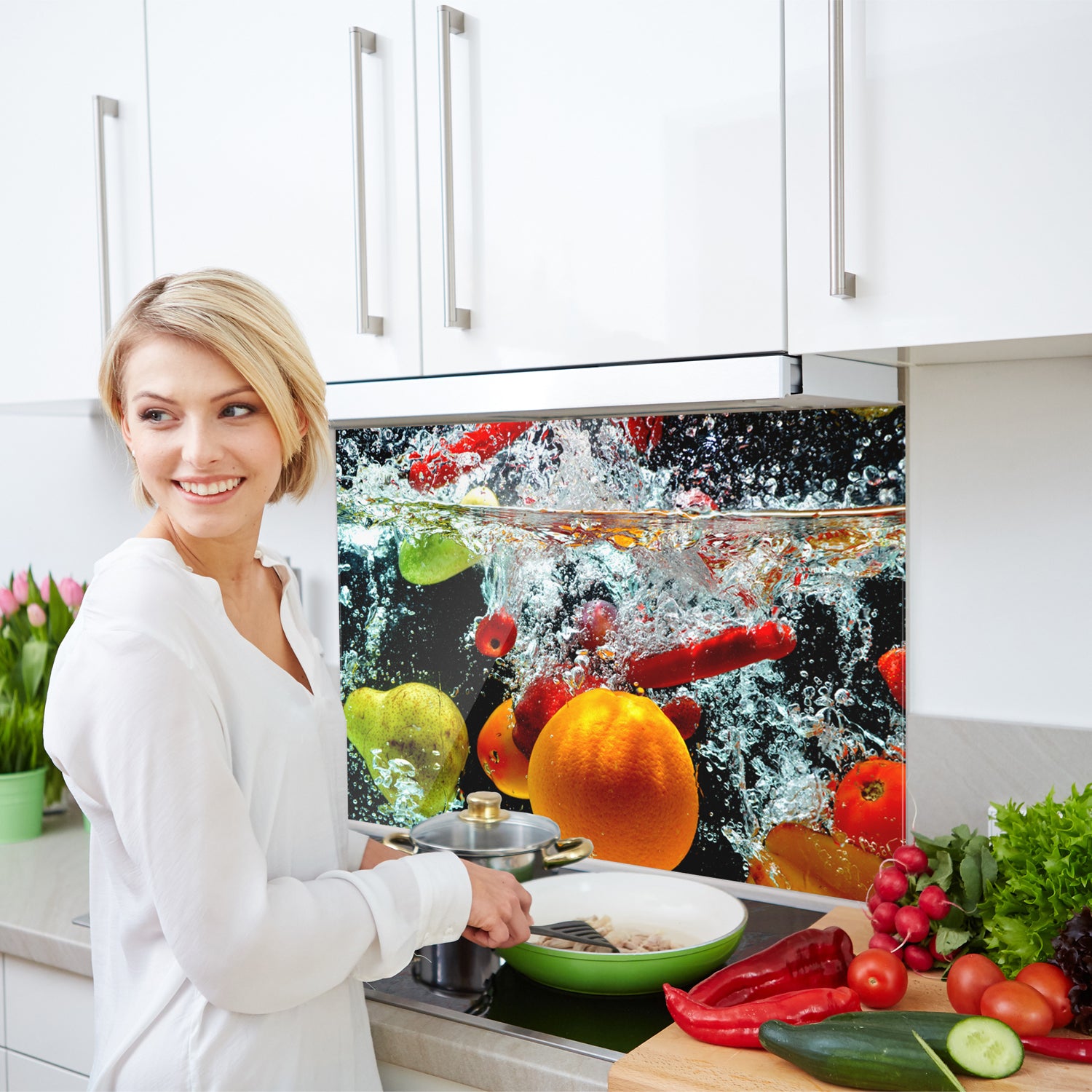 Küchenrückwand mit frischem Obst und Gemüse, spritzendes Wasser.