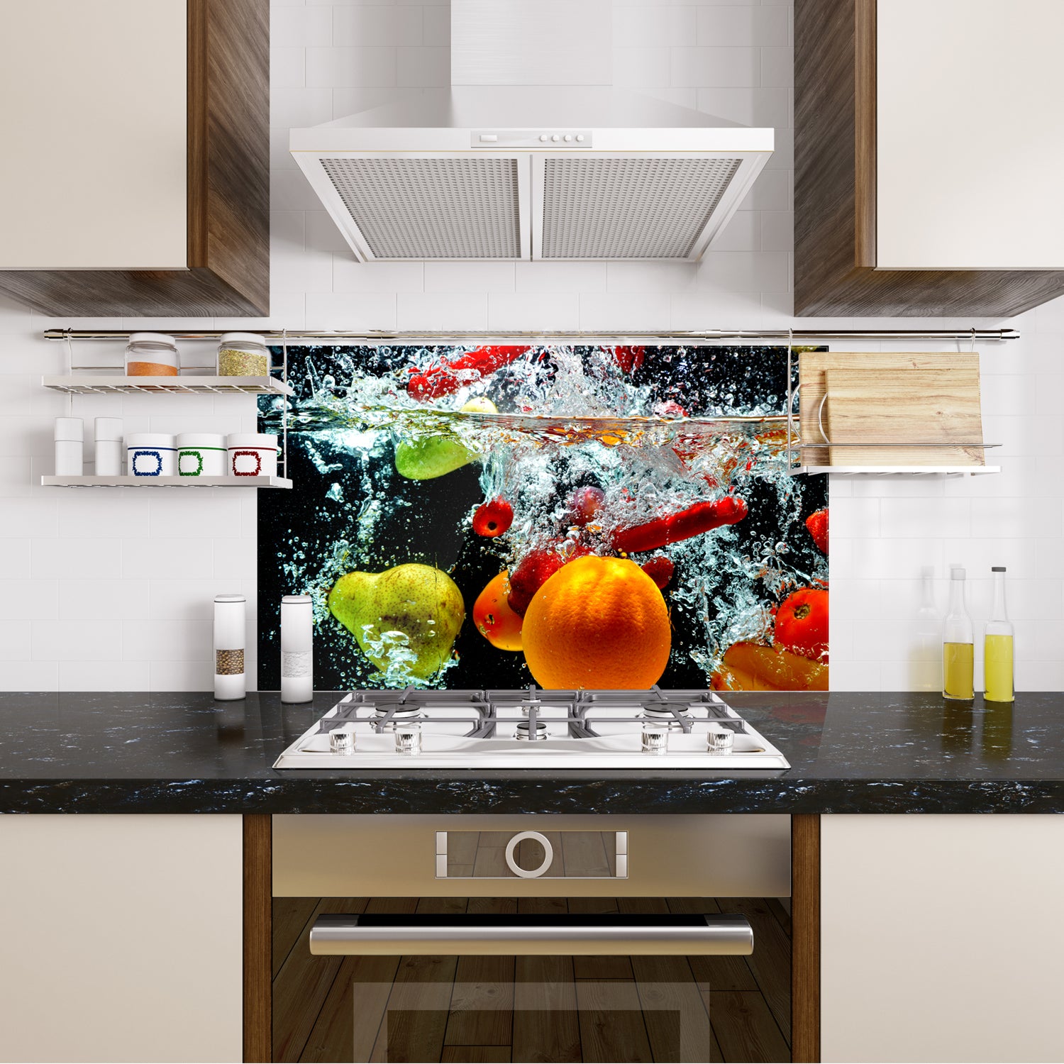 Spritzende Früchte in bunten Farben vor schwarzem Hintergrund.