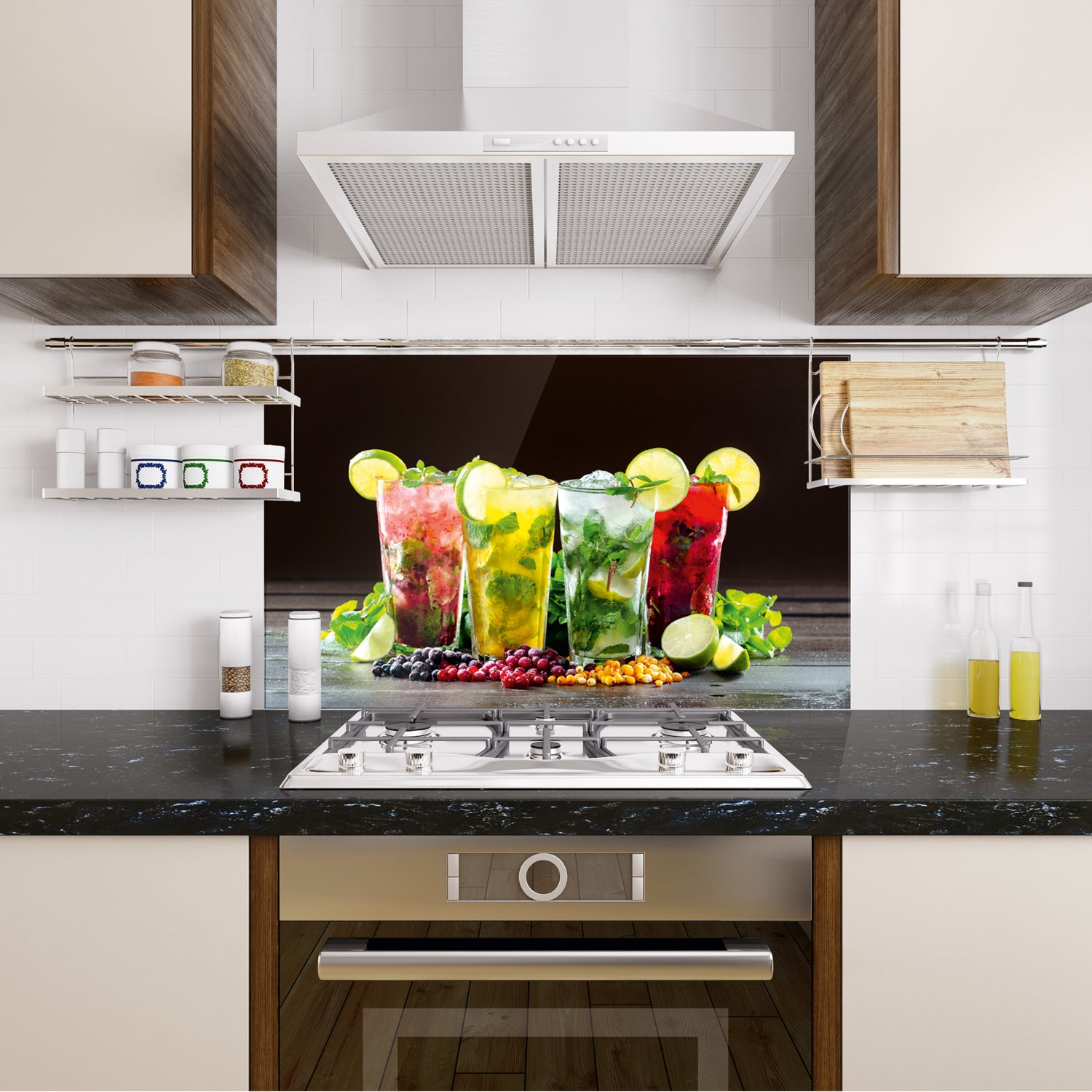 Bunte Cocktails in Gläsern mit Limetten und Früchten.