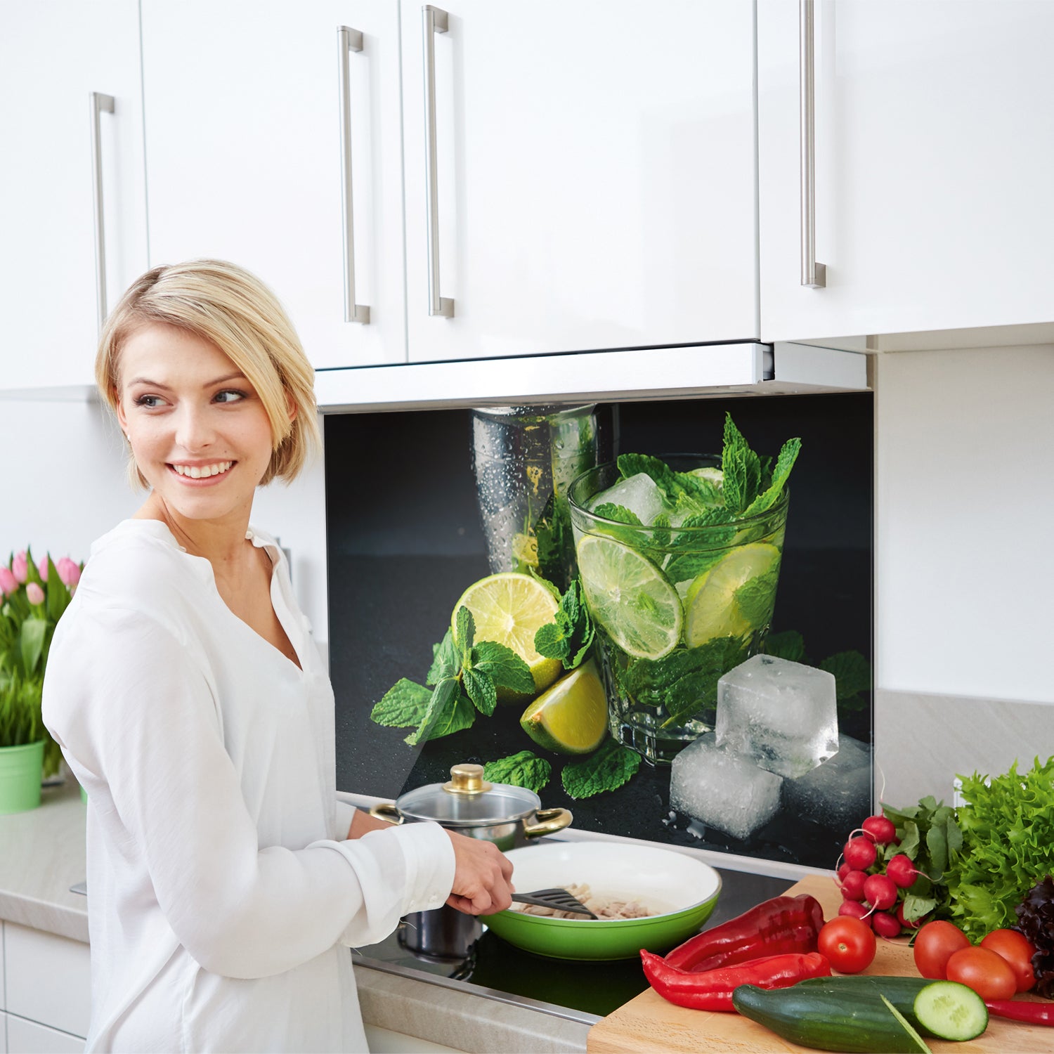 Küchenrückwand mit Limetten, Minze und Eiswürfeln.