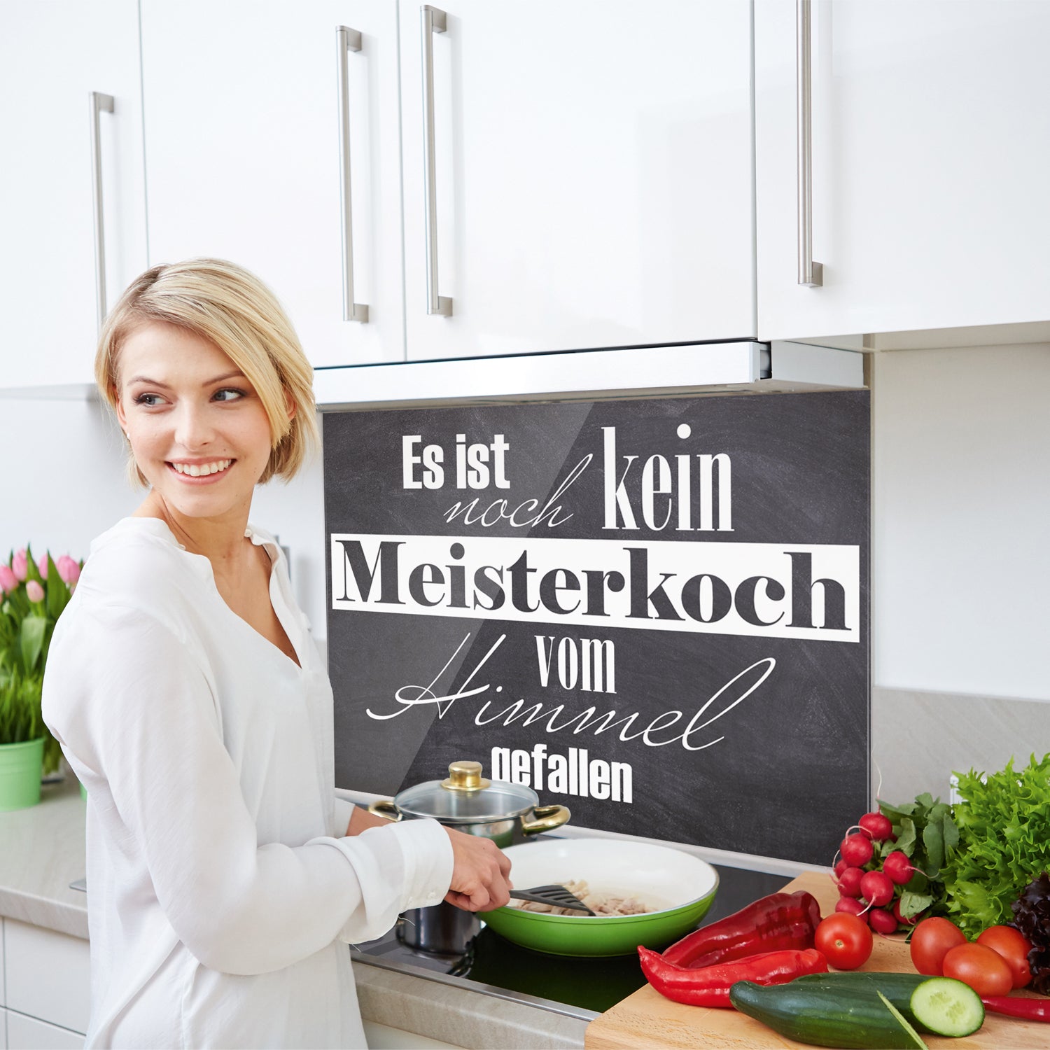 Küchenwand mit Spruch, schwarze Tafel, frisches Gemüse.