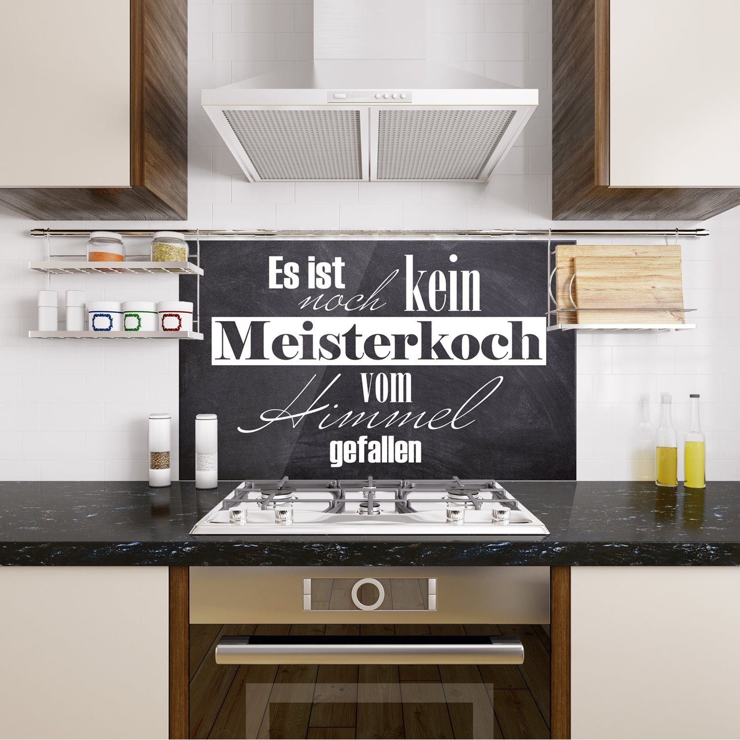 Schwarze Küchenrückwand mit Spruch über Meisterköche.