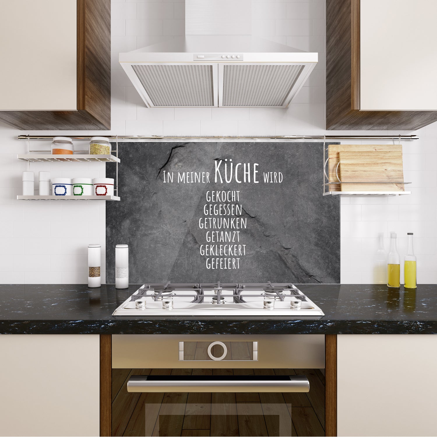 Küche mit schwarzer Wandtafel und weißen Schriftzügen.