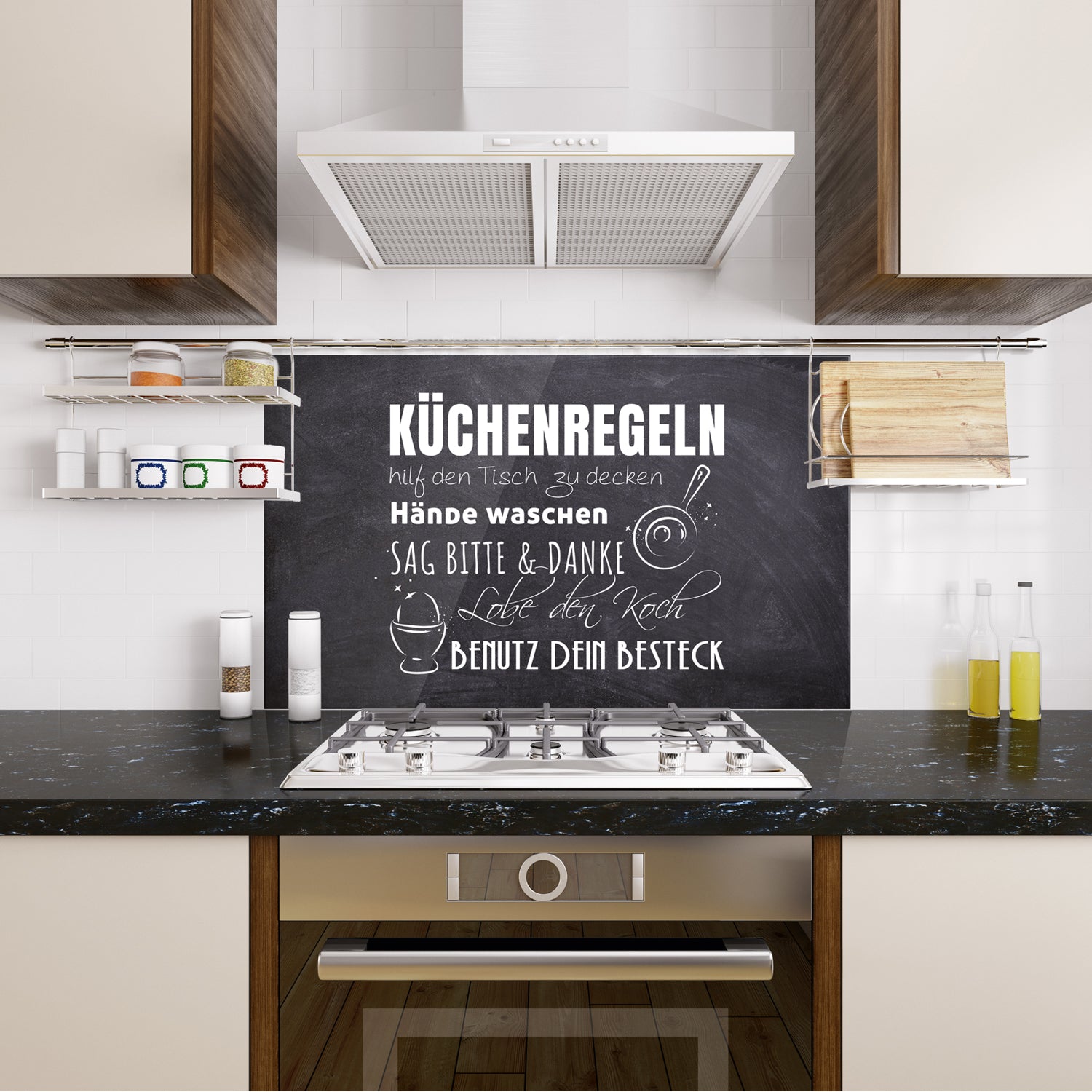 Küchenregeln auf schwarzer Tafel, moderne Kücheneinrichtung.