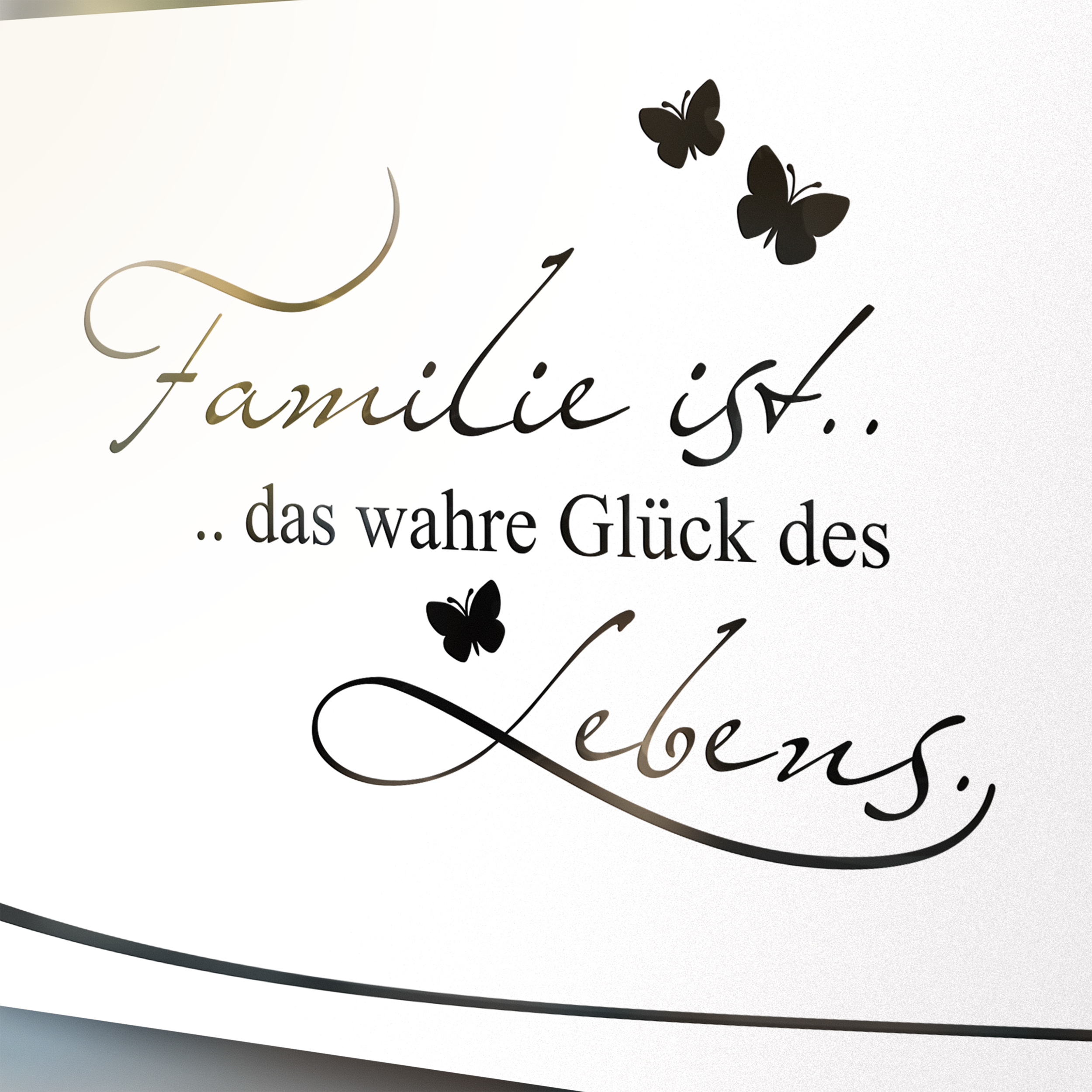 Wandtattoo mit Schriftzug in Schwarz und Schmetterlingen.