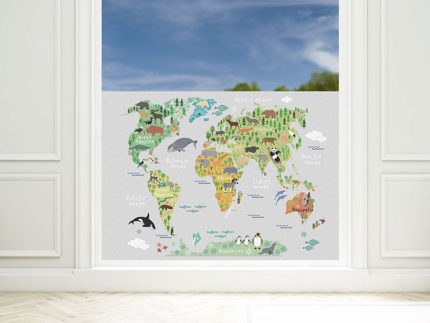 Bunte Weltkarte mit Tieren und Landschaften, grün und blau.