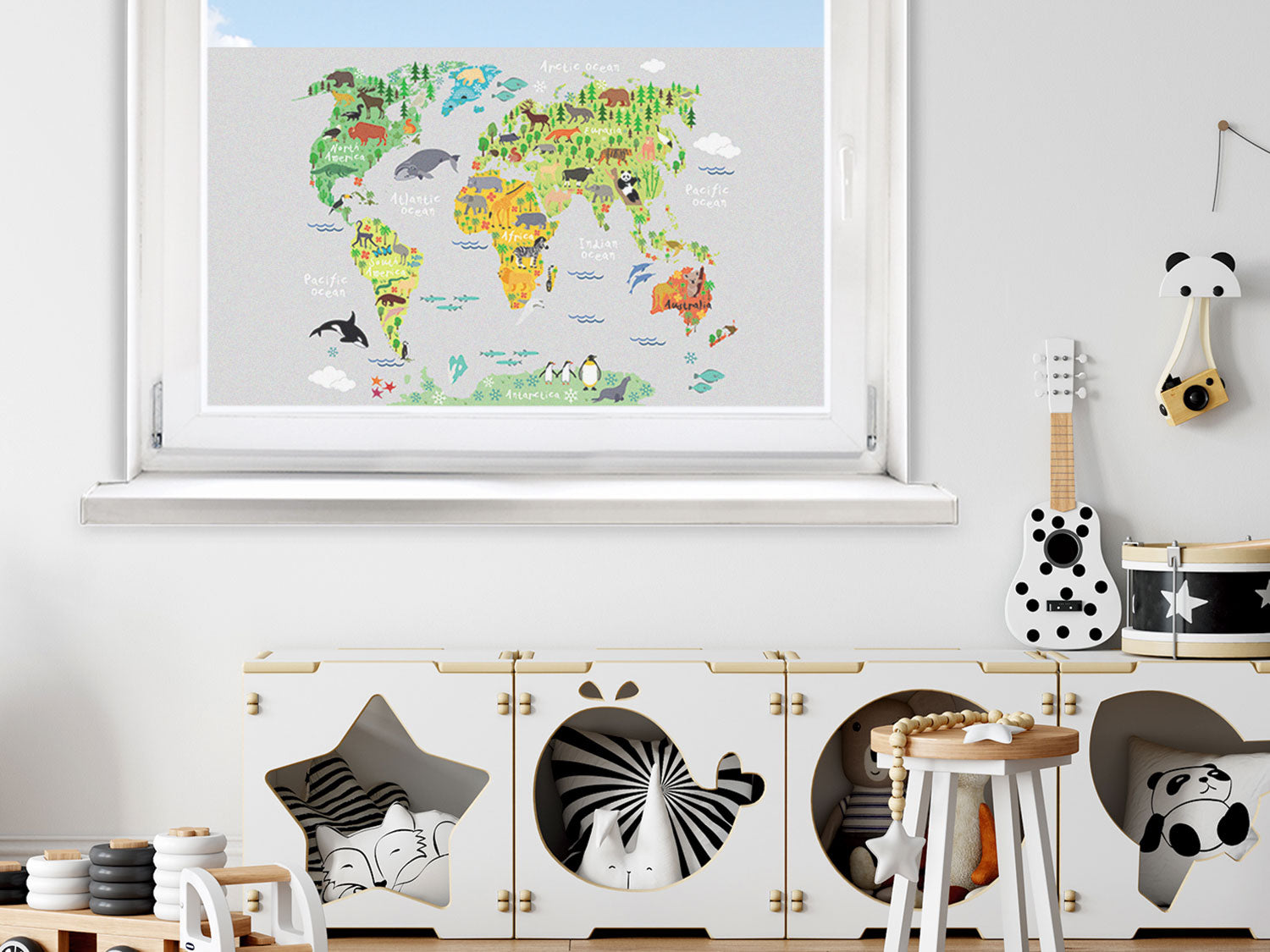 Weltkarte mit Tieren, bunten Farben und Details.