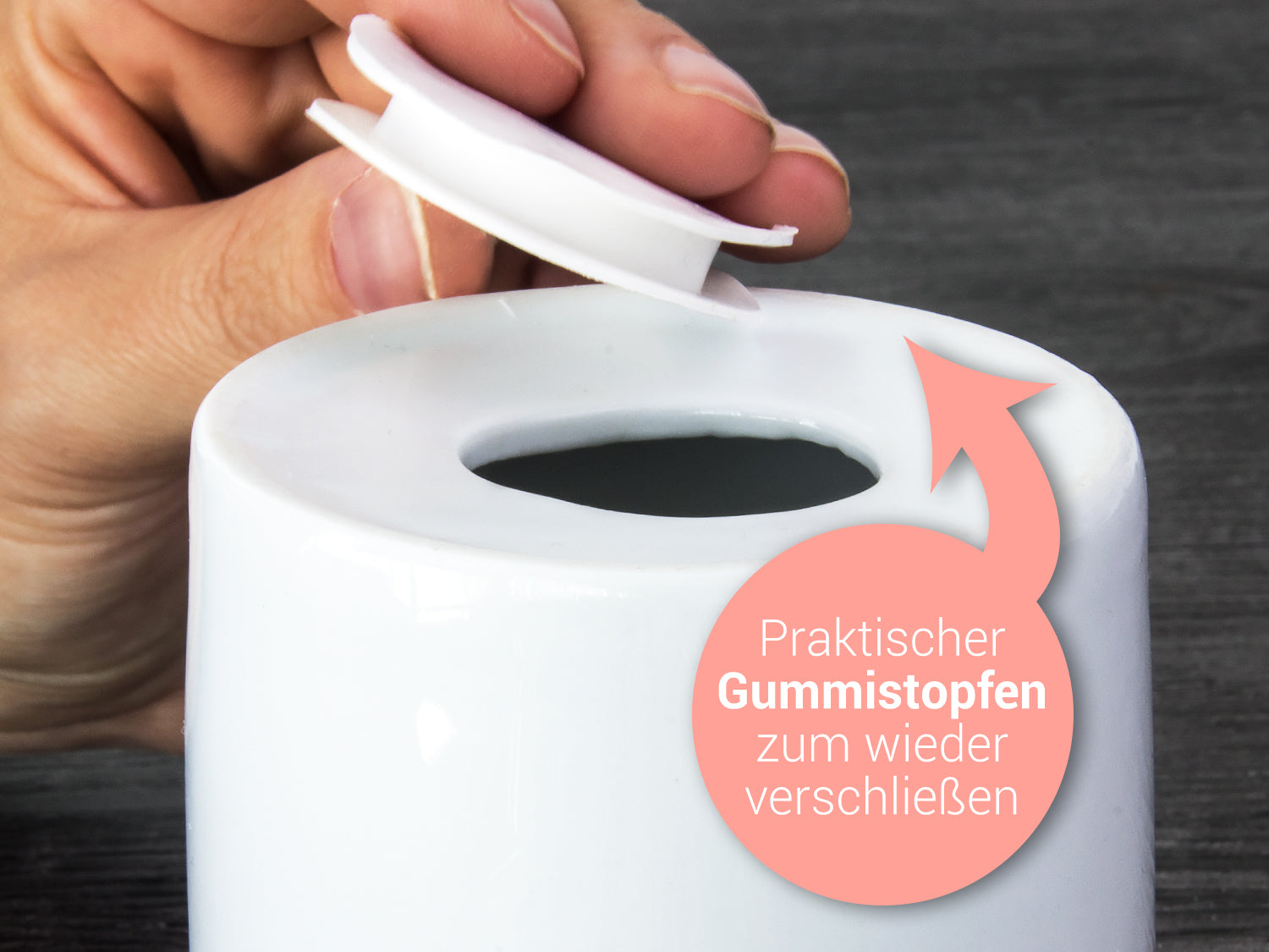 Weißer Behälter mit praktischem Gummistopfen zum Verschließen.