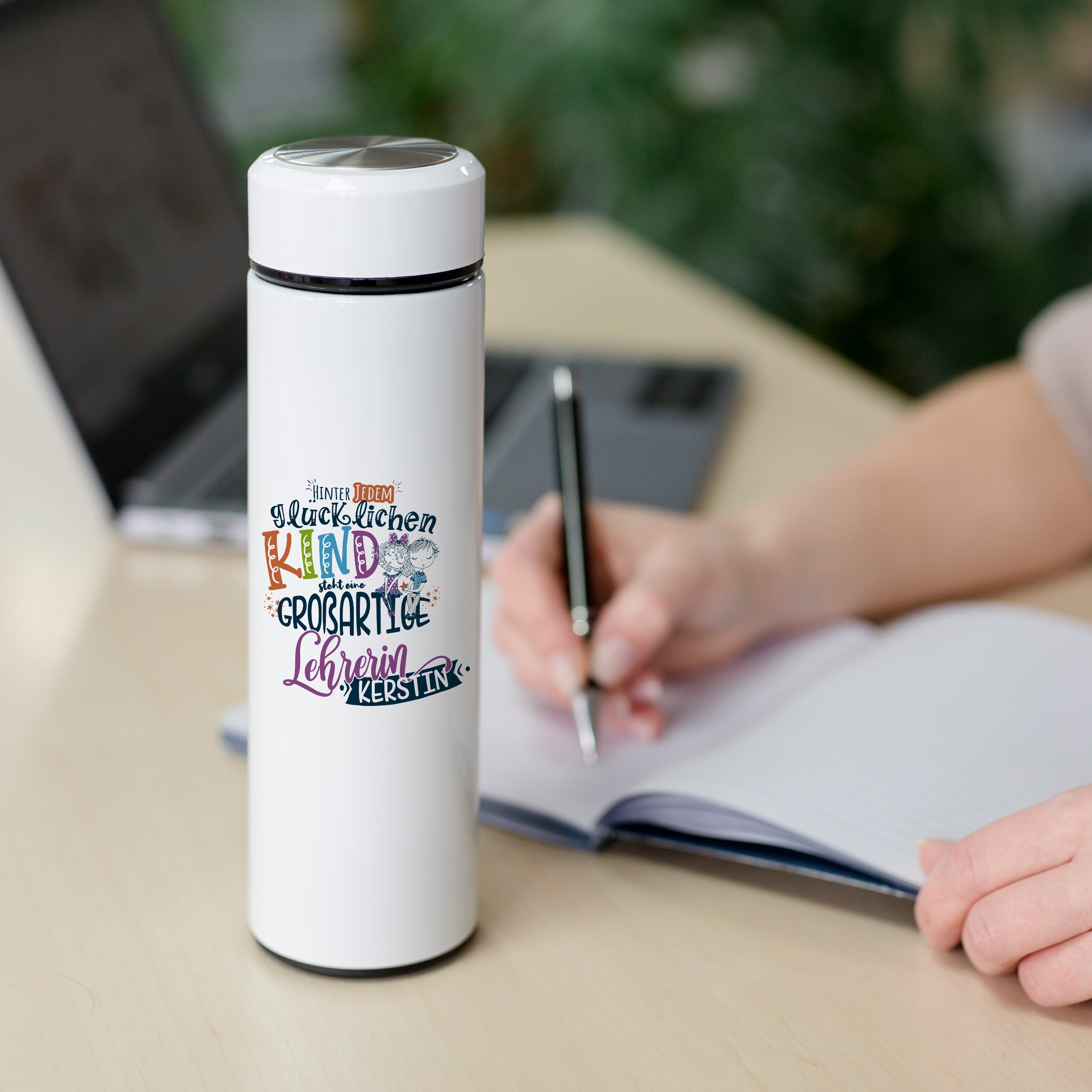 Weiße Thermosflasche mit buntem Text für Lehrerin Kerstin.