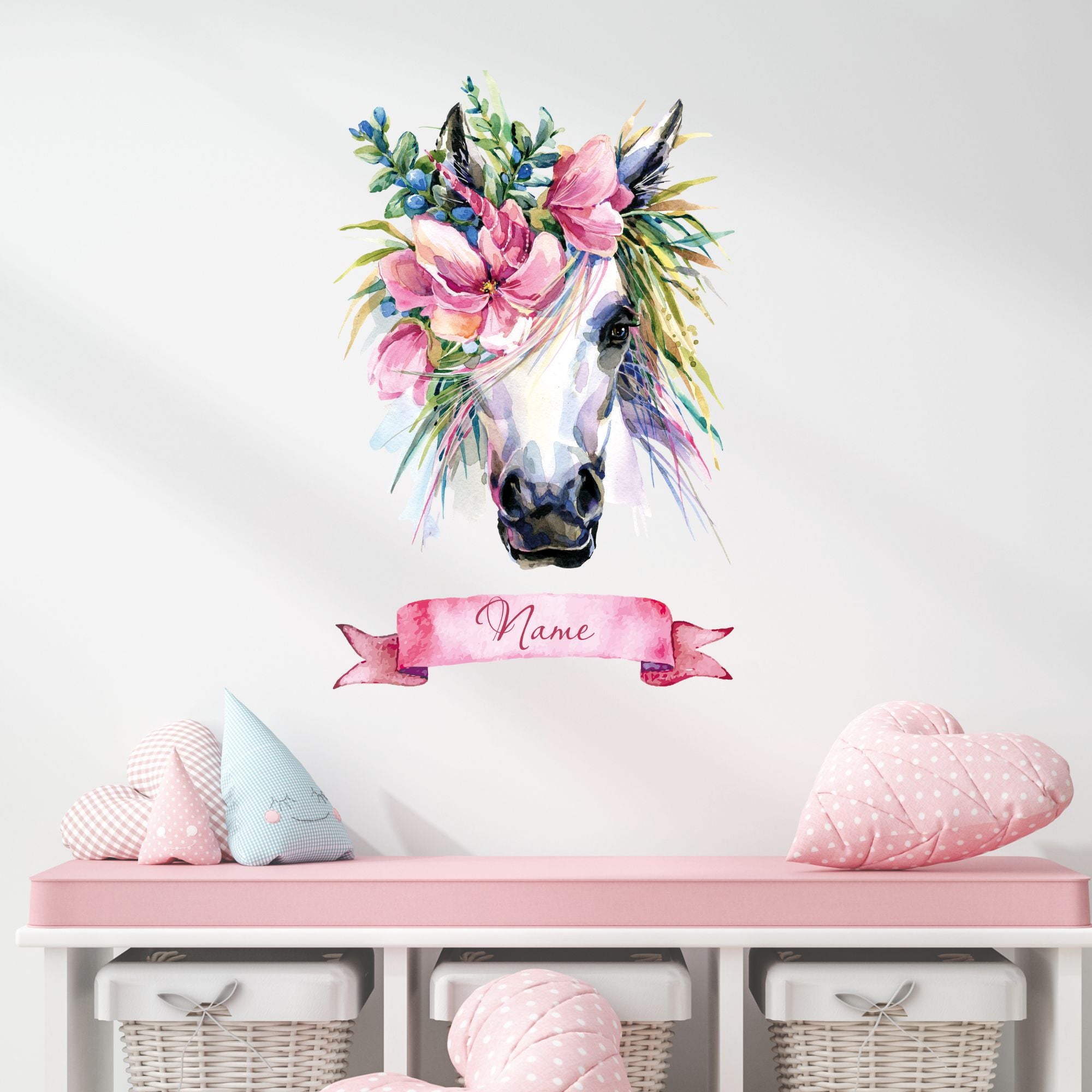 Pferdekopf mit Blumenkranz, rosa Banner für Namen.