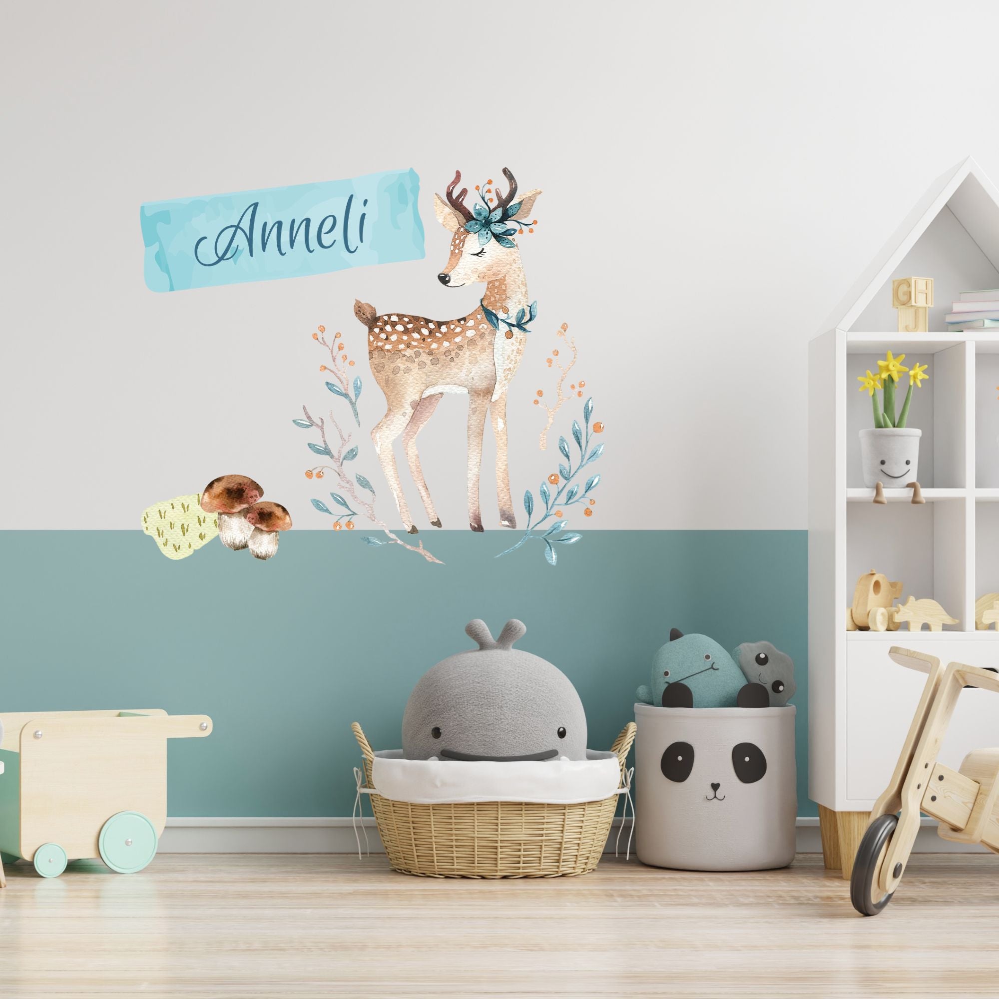 Reh mit Blumenkranz und personalisiertem Namen, pastellfarbener Hintergrund.