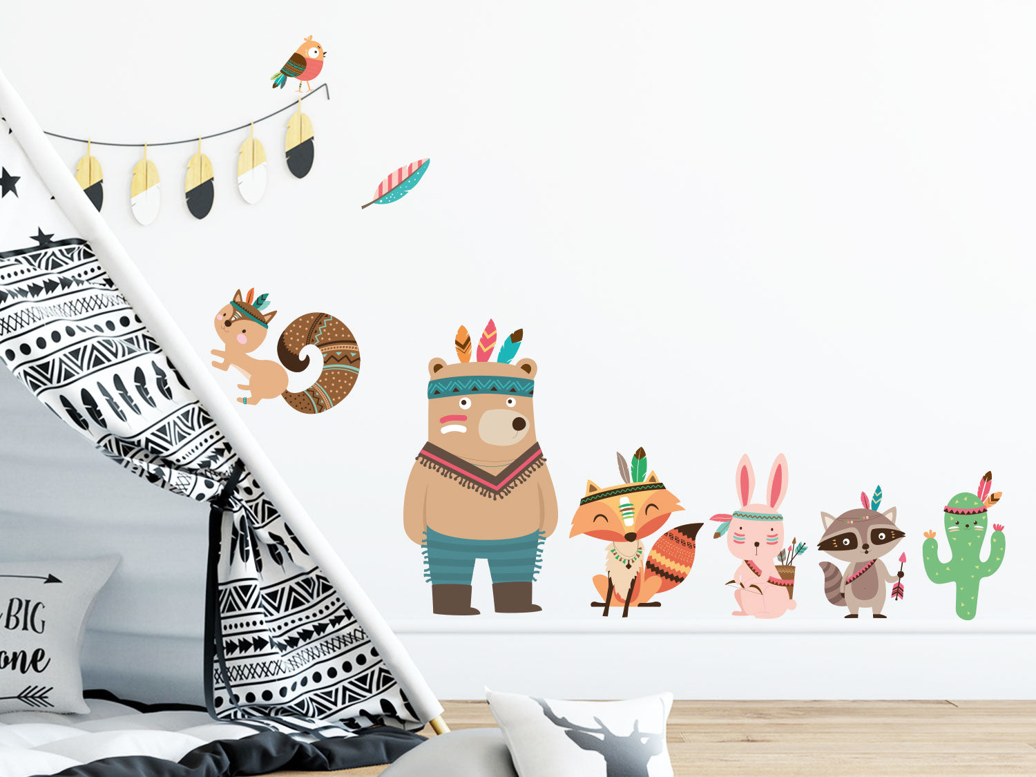 Bunte Tiermotive mit Federn, Zelt und Dekoration.