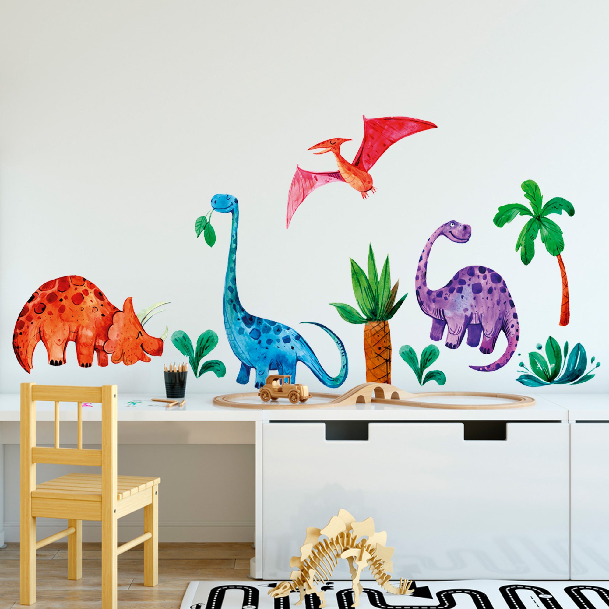 Bunte Dinosaurier-Wandmalerei in Rot, Blau und Lila.