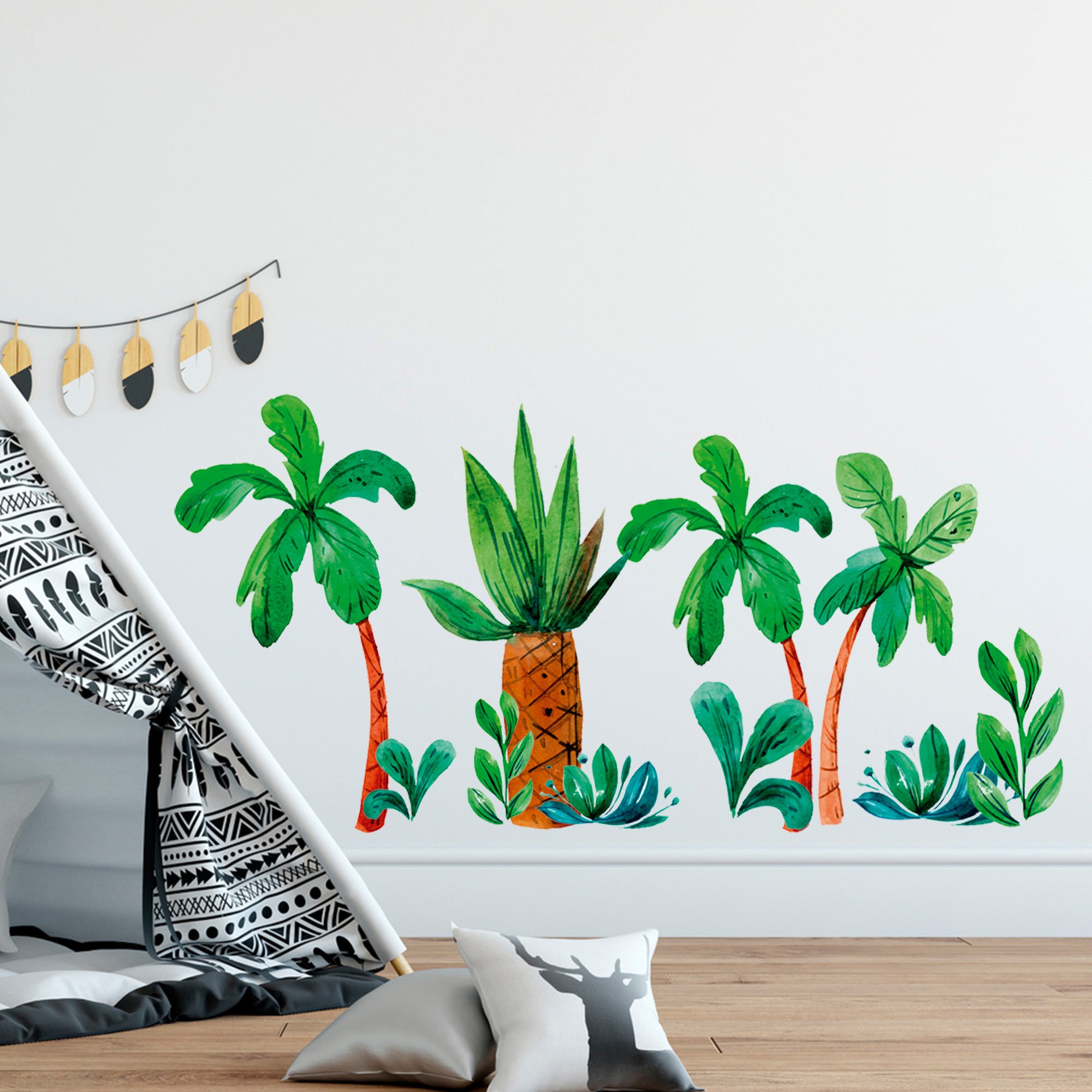 Bunte Wandmalerei mit Palmen und Ananas.