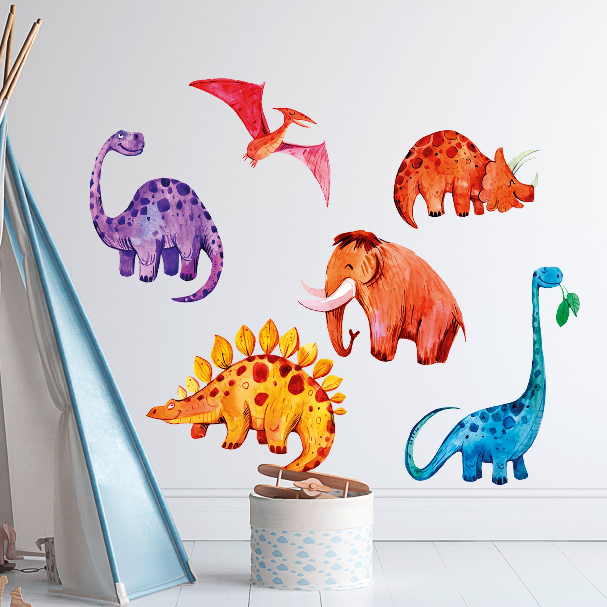 Bunte Dinosaurier-Wandtattoos in lila, orange und blau.