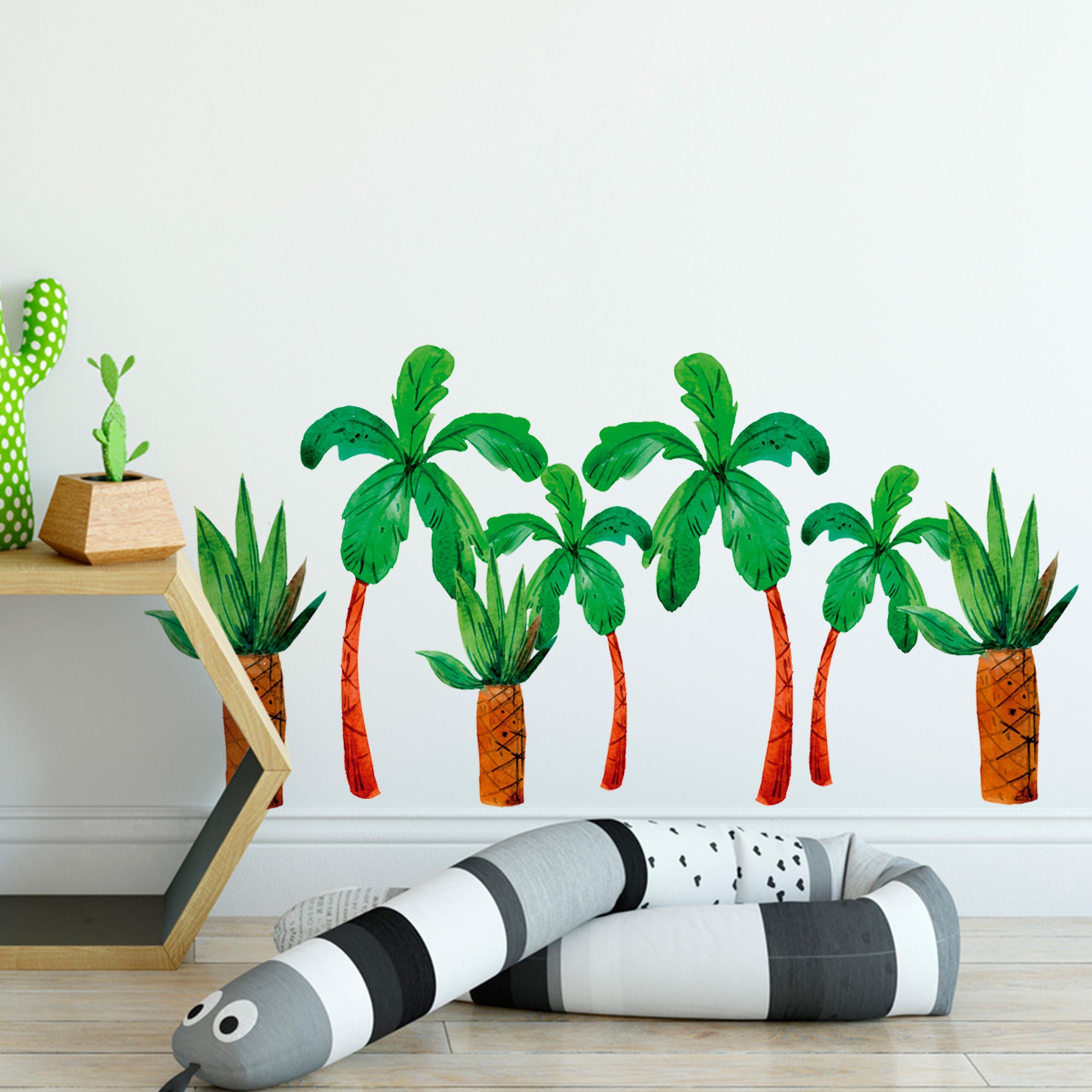 Grüne Palmen mit orangen Stämmen an einer Wand.