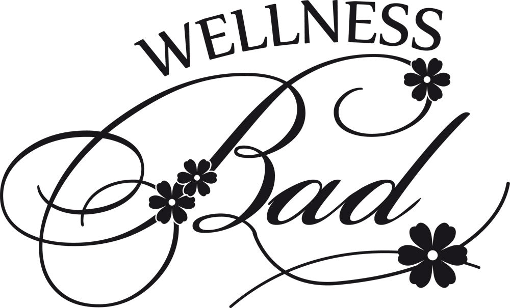 Wellness Bad in eleganter schwarzer Schrift mit Blumen.