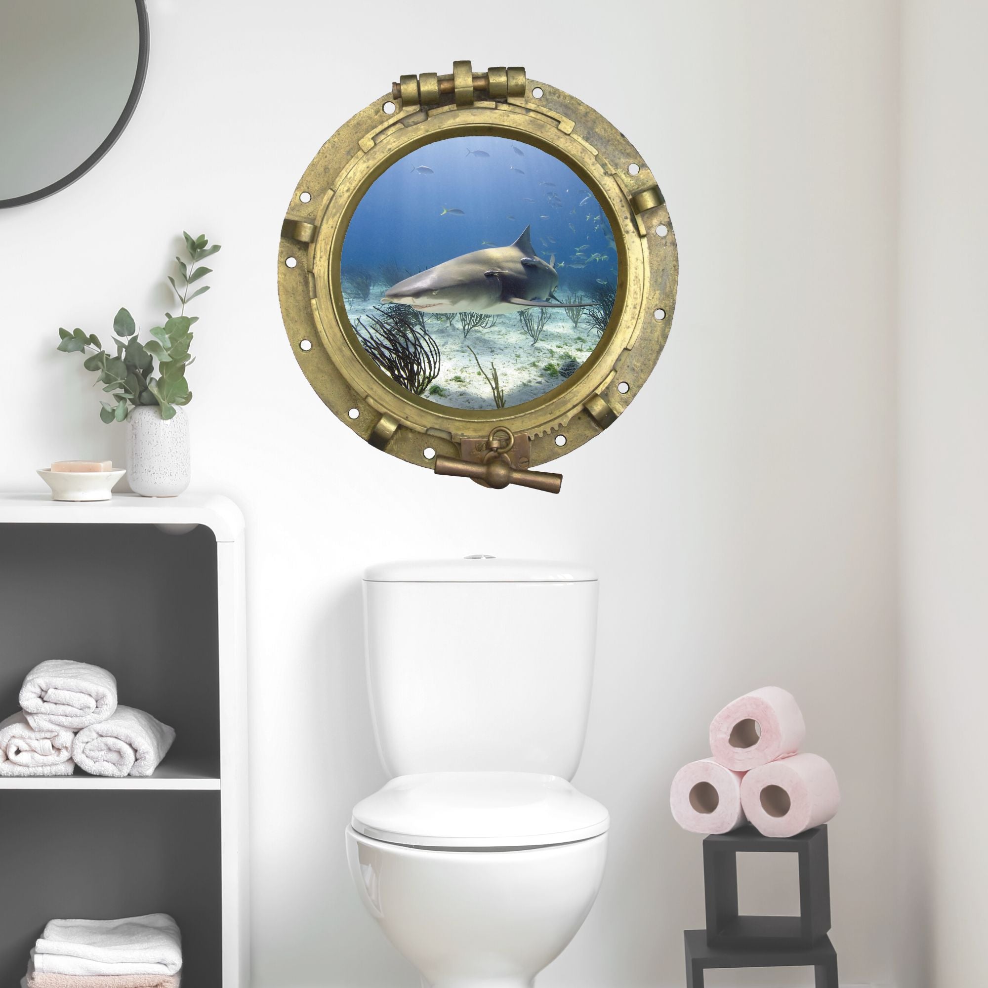 Rundes Bullauge mit Haifisch und Unterwasserlandschaft.