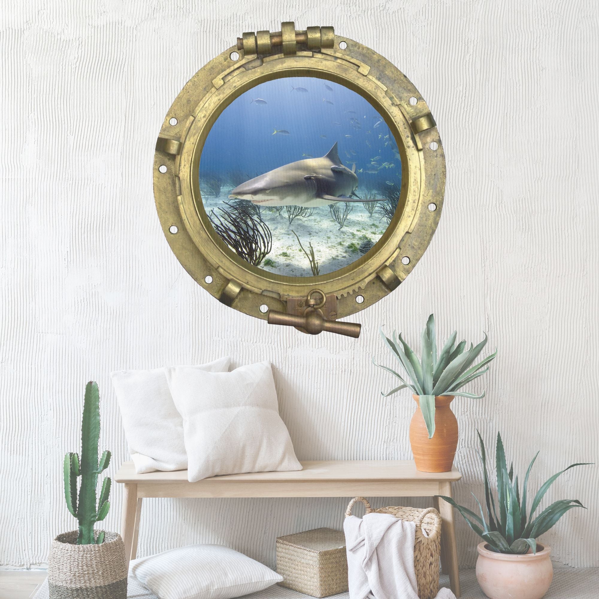 Runder Bullauge mit Haifisch und Unterwasserlandschaft.