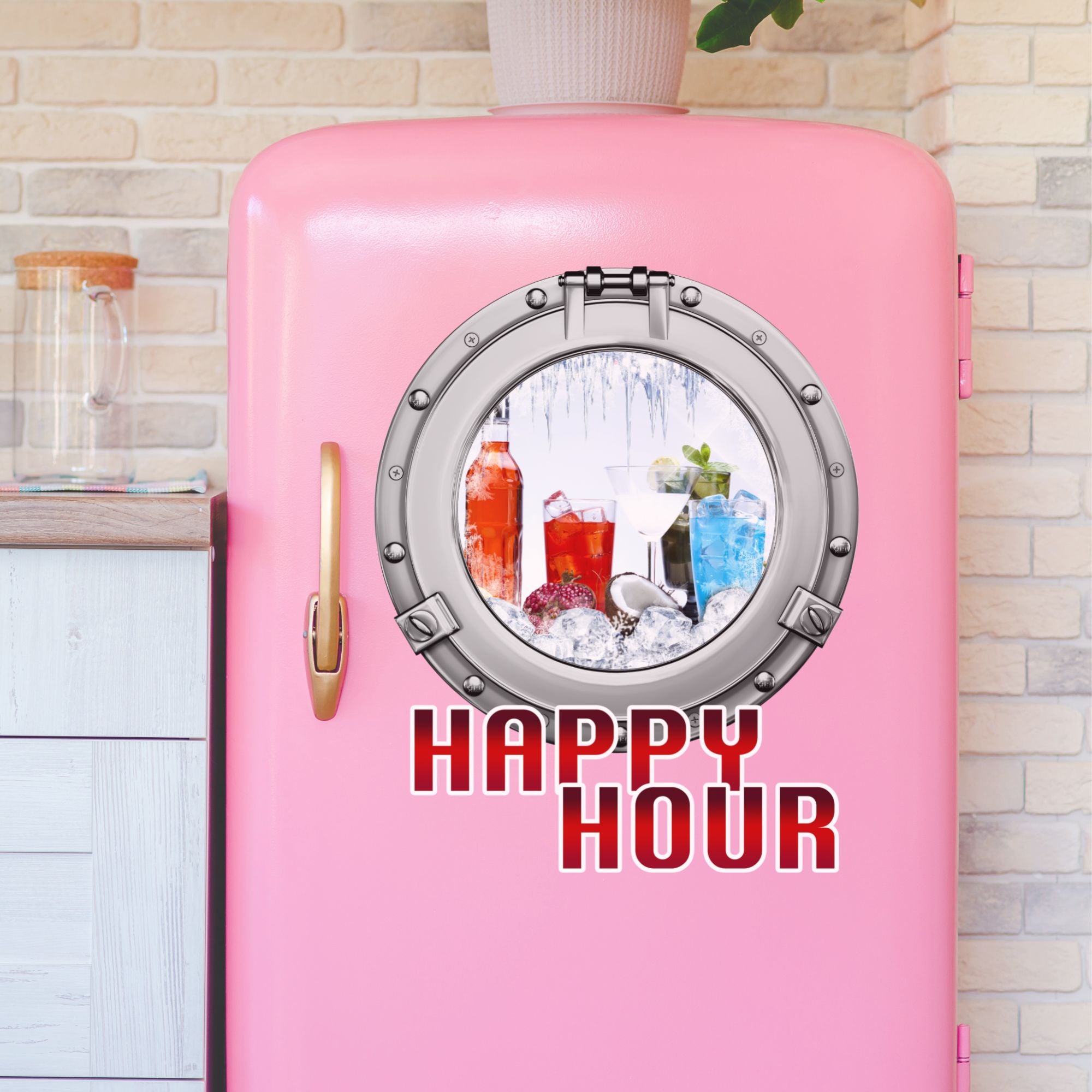 Rosa Kühlschrank mit Cocktails und "HAPPY HOUR" Schriftzug.
