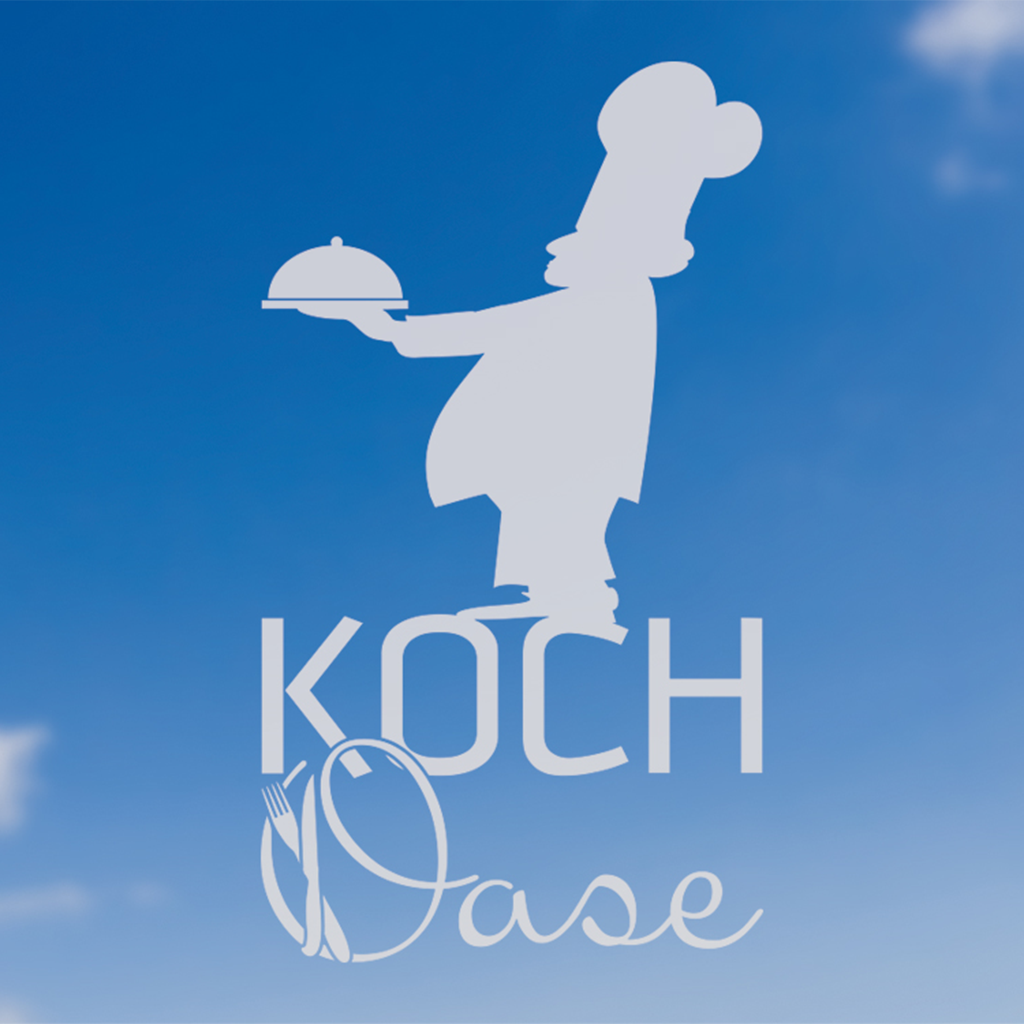 Koch-Oase-Logo mit Koch und Servierplatte, blauem Himmel.