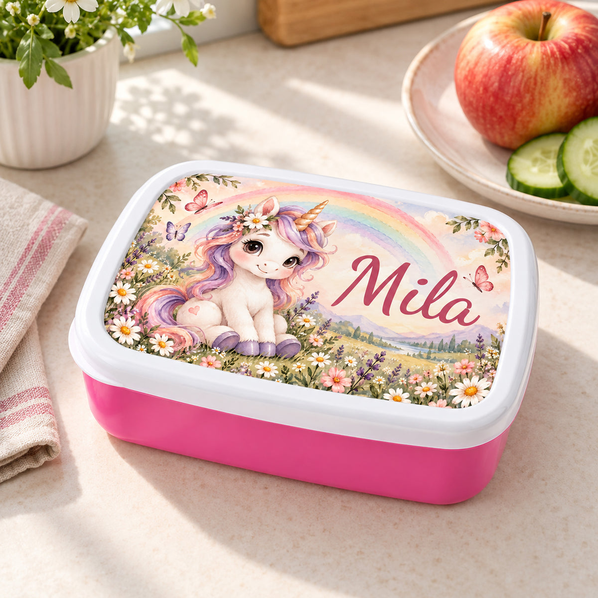 Personalisierte rosa Brotdose Einhorn im Regenbogengarten mit Beispielname Mila: Pausenszene