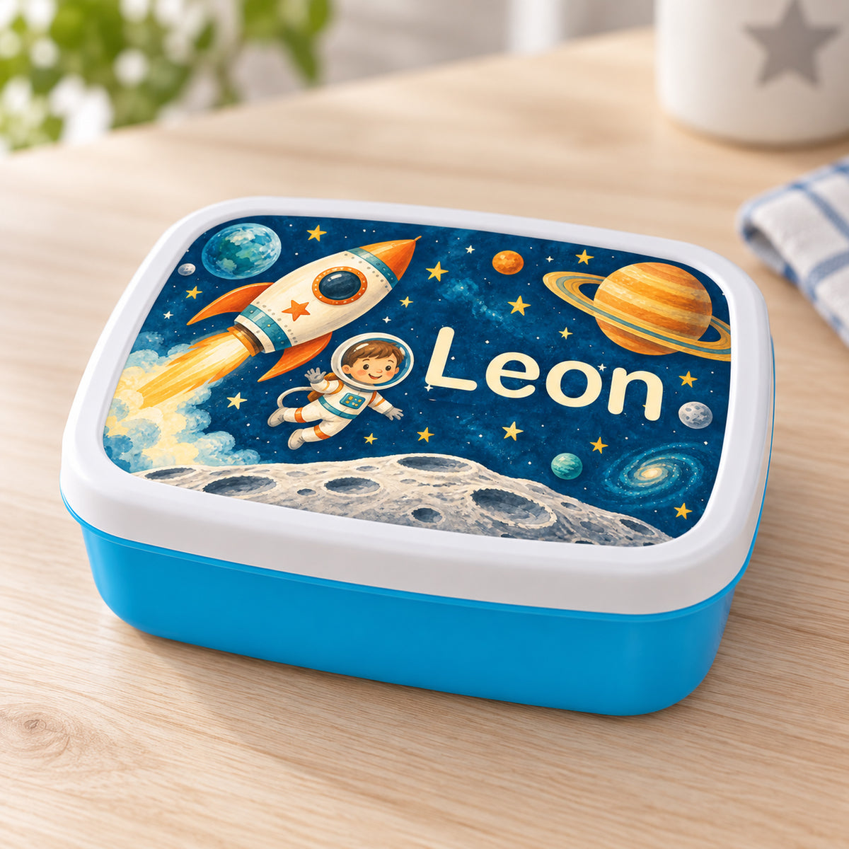 Personalisierte blaue Brotdose Weltraum-Abenteuer mit Beispielname Leon: Schrägansicht