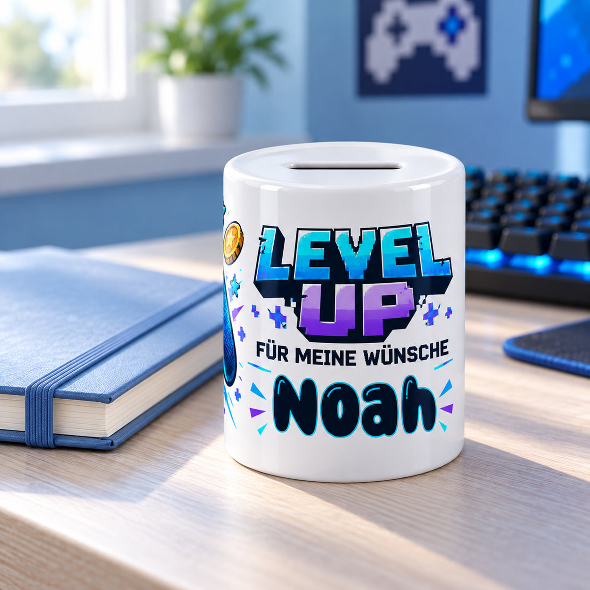 Spardose Gaming mit Namen – Level up – Wohnszene, Beispielname Noah