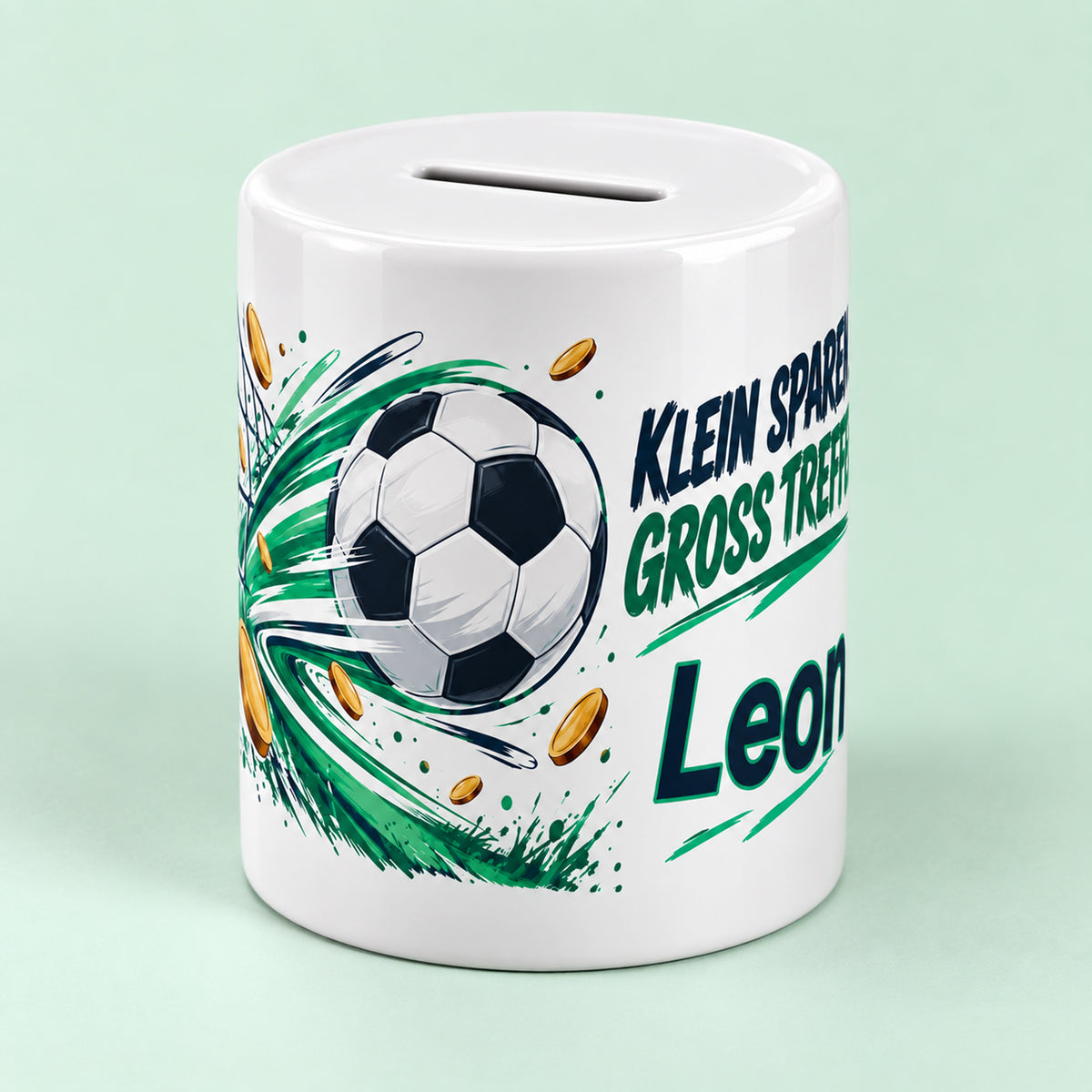 Spardose Fußball mit Namen – Groß treffen – Schrägansicht, Beispielname Leon