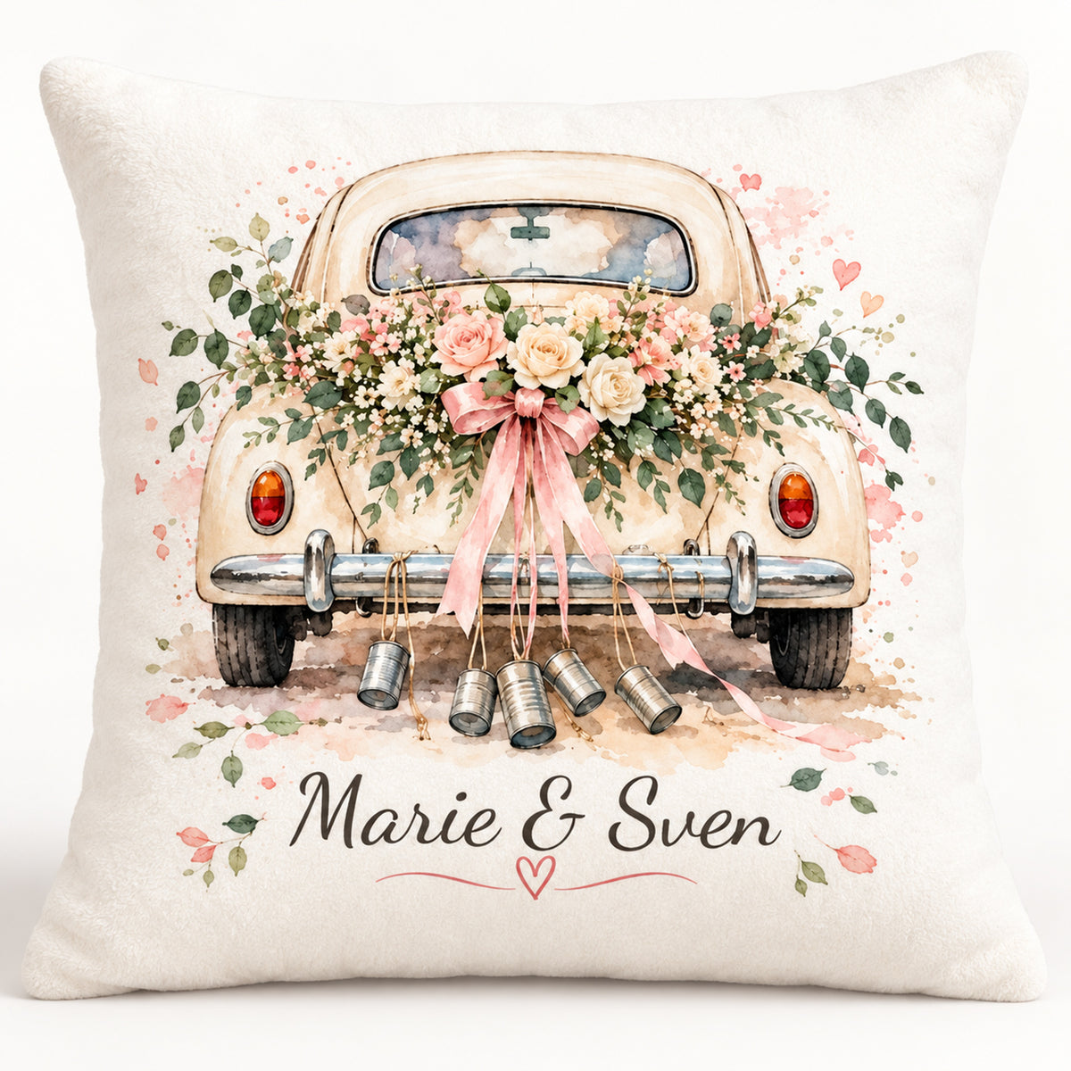 Flauschiger Hochzeitskissenbezug: Hochzeitsauto mit Blumen und zwei Wunschnamen.