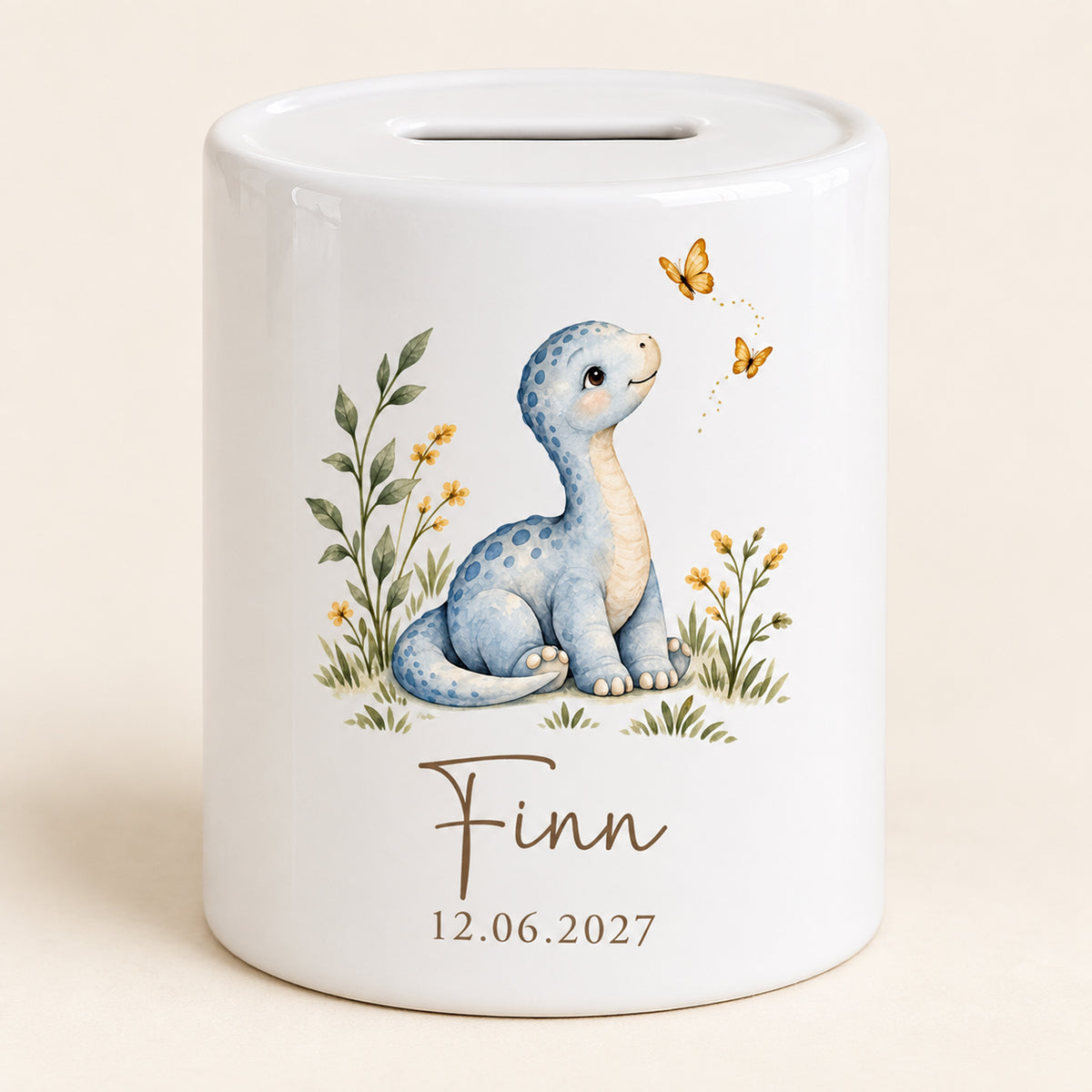 Blauer Dino mit Schmetterlingen: Spardose mit Beispielname Finn und Datum 12.06.2027, Vorderseite