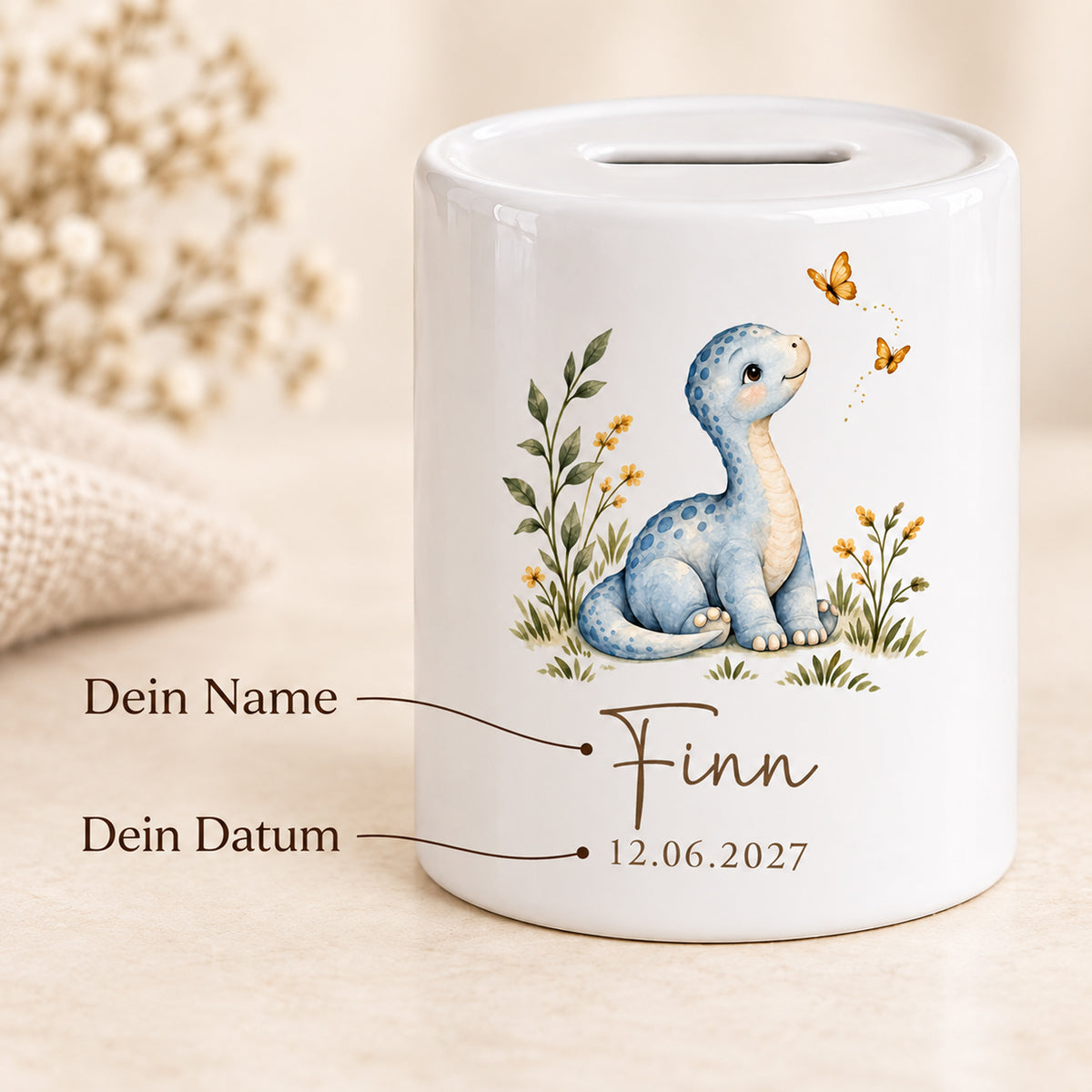 Blauer Dino mit Schmetterlingen: Spardose mit Beispielname Finn und Datum 12.06.2027, Personalisierung