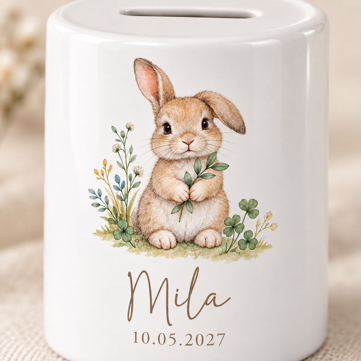 Hase mit Blätterzweig: Spardose mit Beispielname Mila und Datum 10.05.2027, Motivdetail