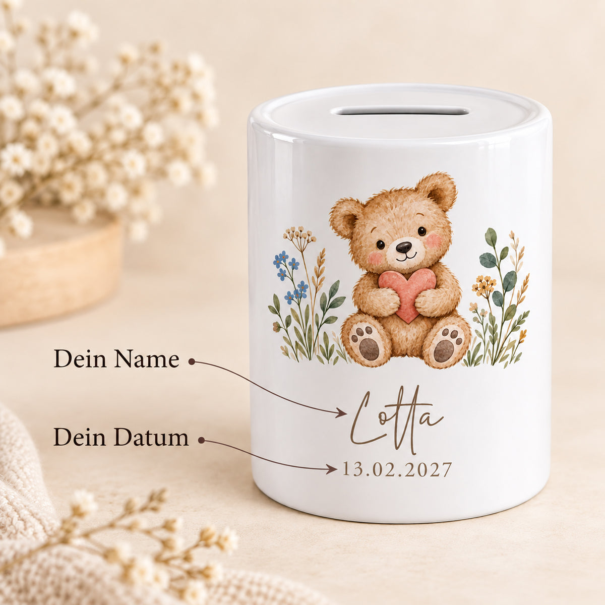 Bär mit Herz: Spardose mit Beispielname Lotta und Datum 13.02.2027, Personalisierung