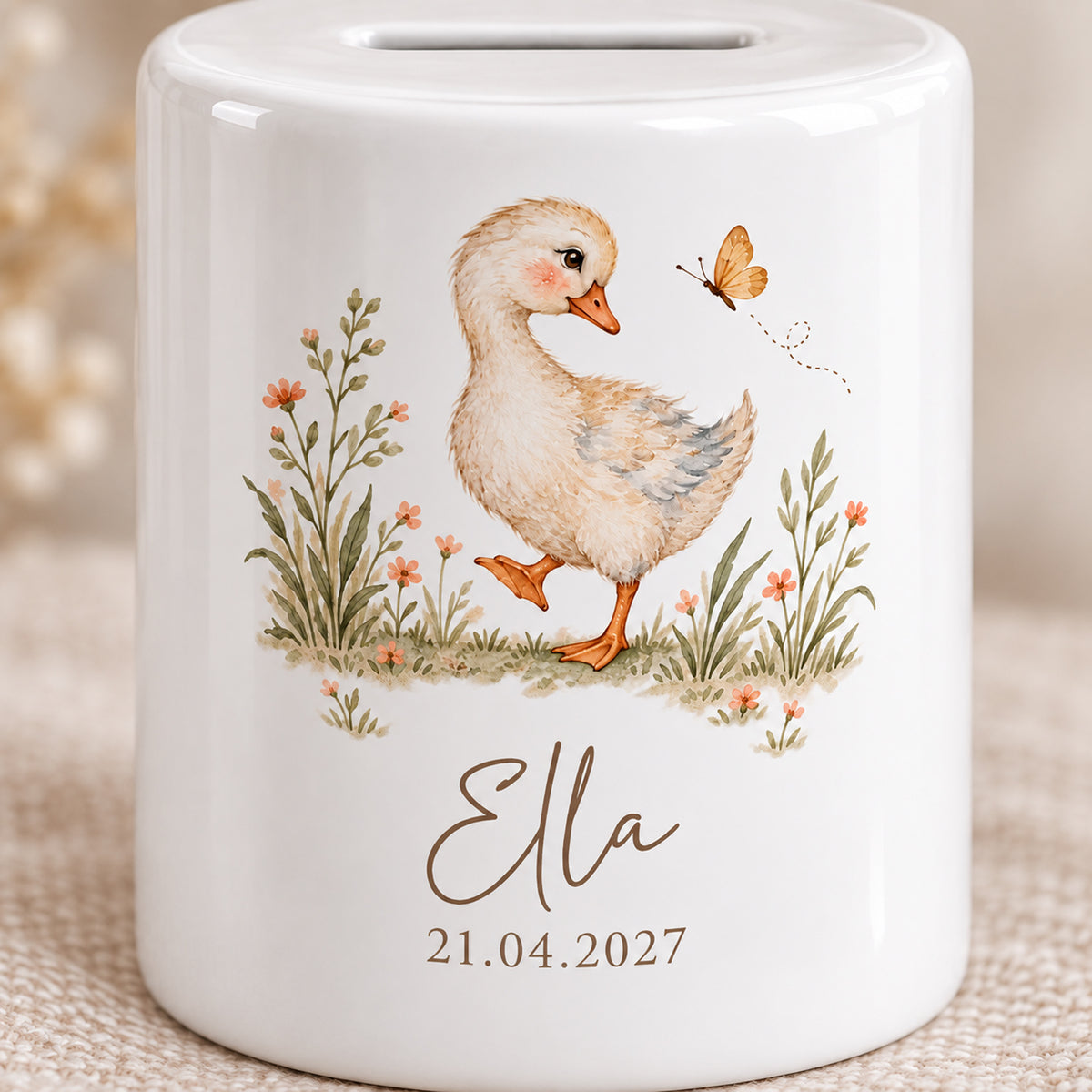 Gans mit Schmetterling: Spardose mit Beispielname Ella und Datum 21.04.2027, Motivdetail