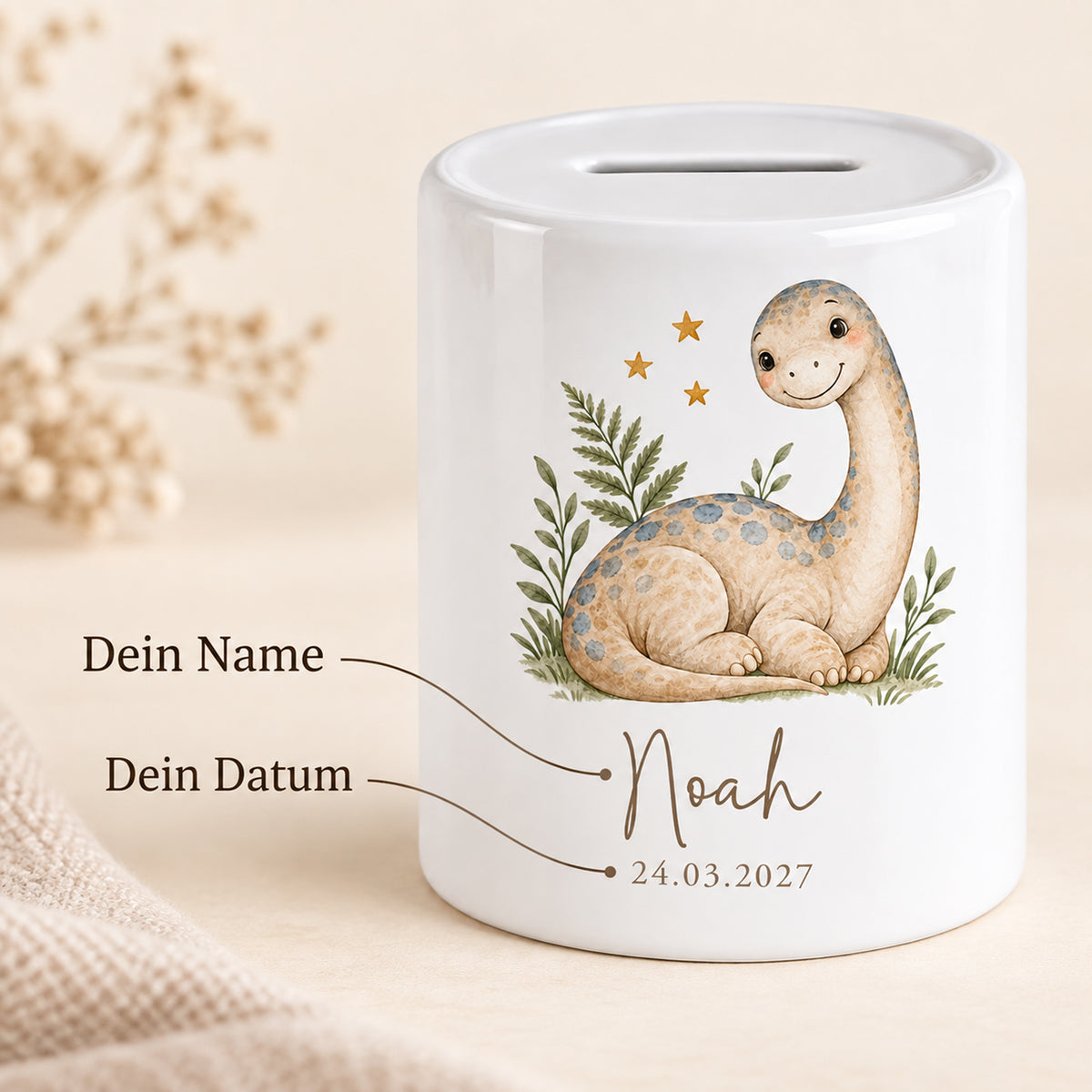 Beiger Dino mit Sternen: Spardose mit Beispielname Noah und Datum 24.03.2027, Personalisierung