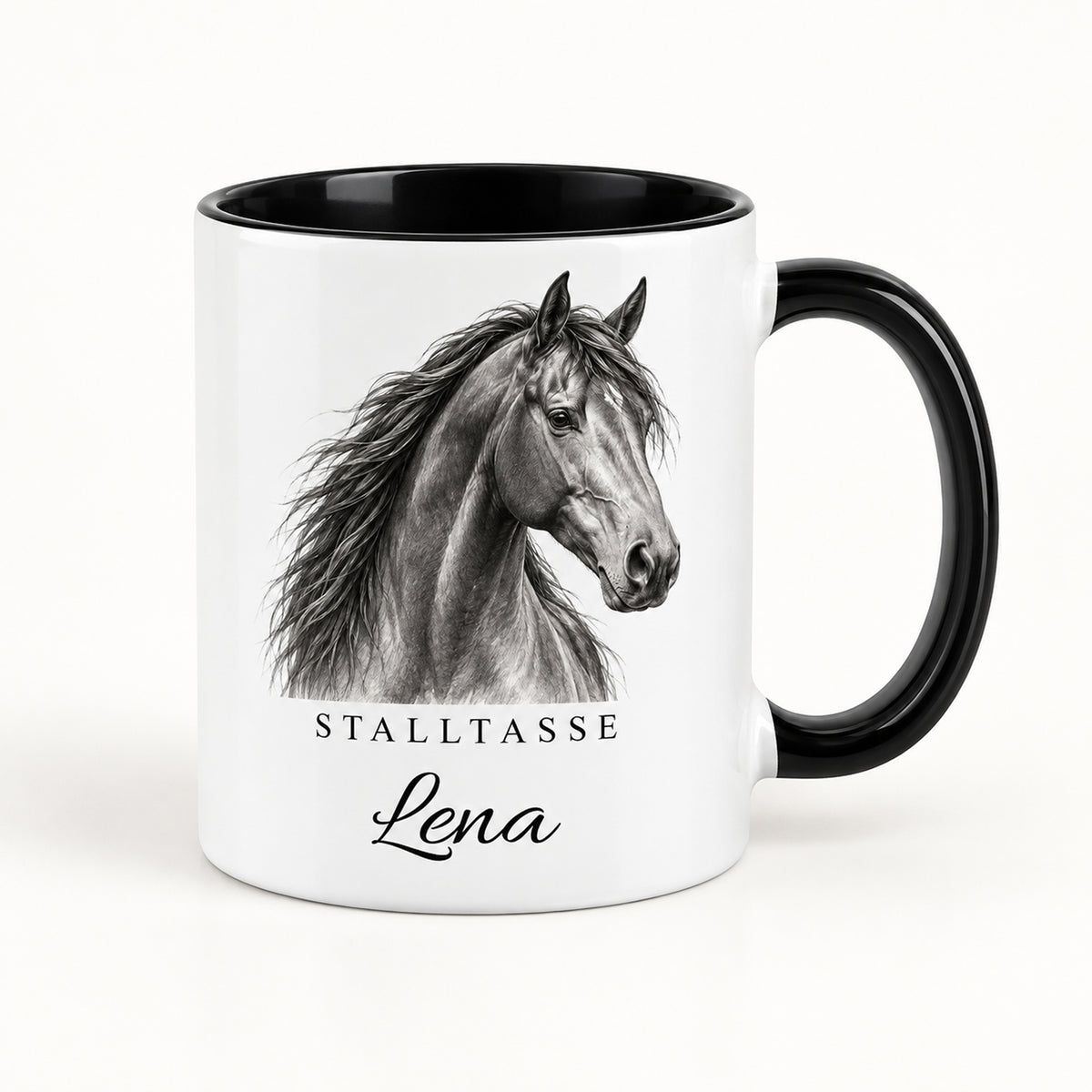 Stalltasse mit Namen Lena – Edles Pferdeporträt, schwarzer Henkel und Innenraum – Hauptbild